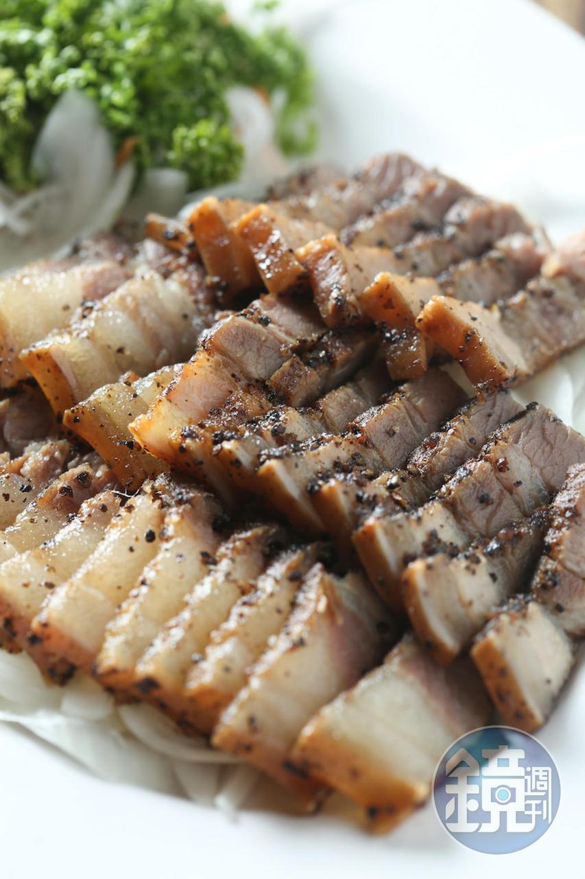 「自製鹹猪肉」柔潤微鹹，耐嚼下酒。（350元／份）