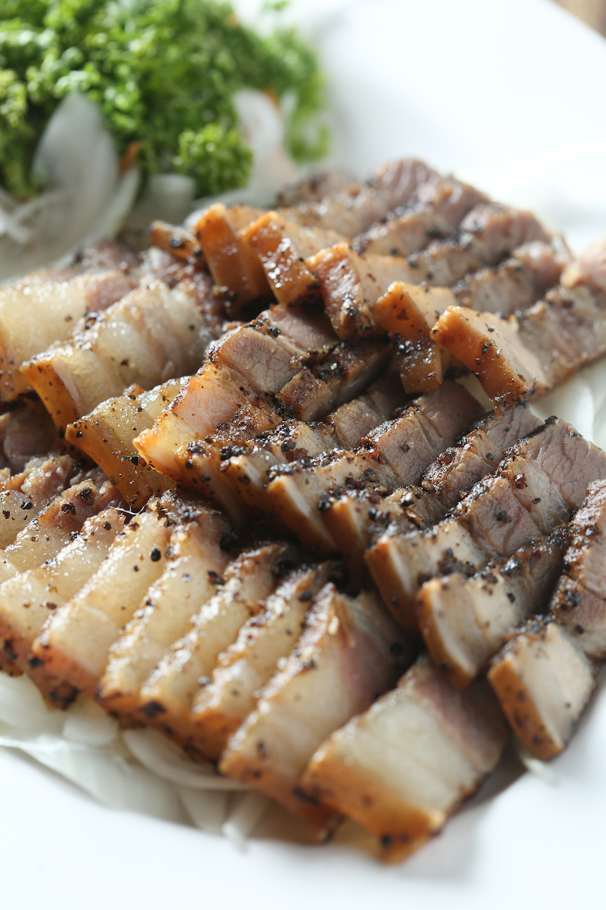 「自製鹹猪肉」柔潤微鹹,耐嚼下酒。(350元/份)