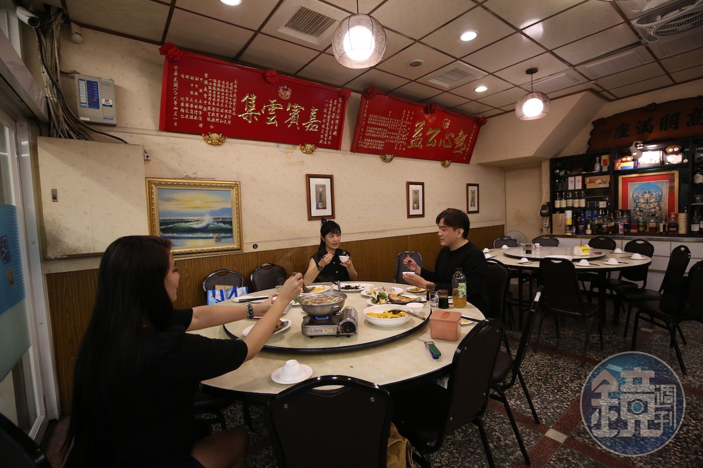 除了騎樓用餐區，「東昇澎湖海產」也有打著幾桌大圓桌的室內區。