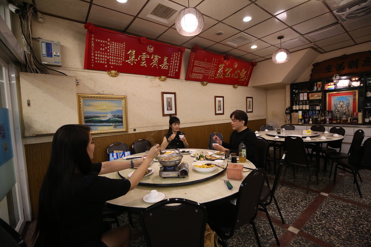 除了騎樓用餐區，「東昇澎湖海產」也有打著幾桌大圓桌的室內區。