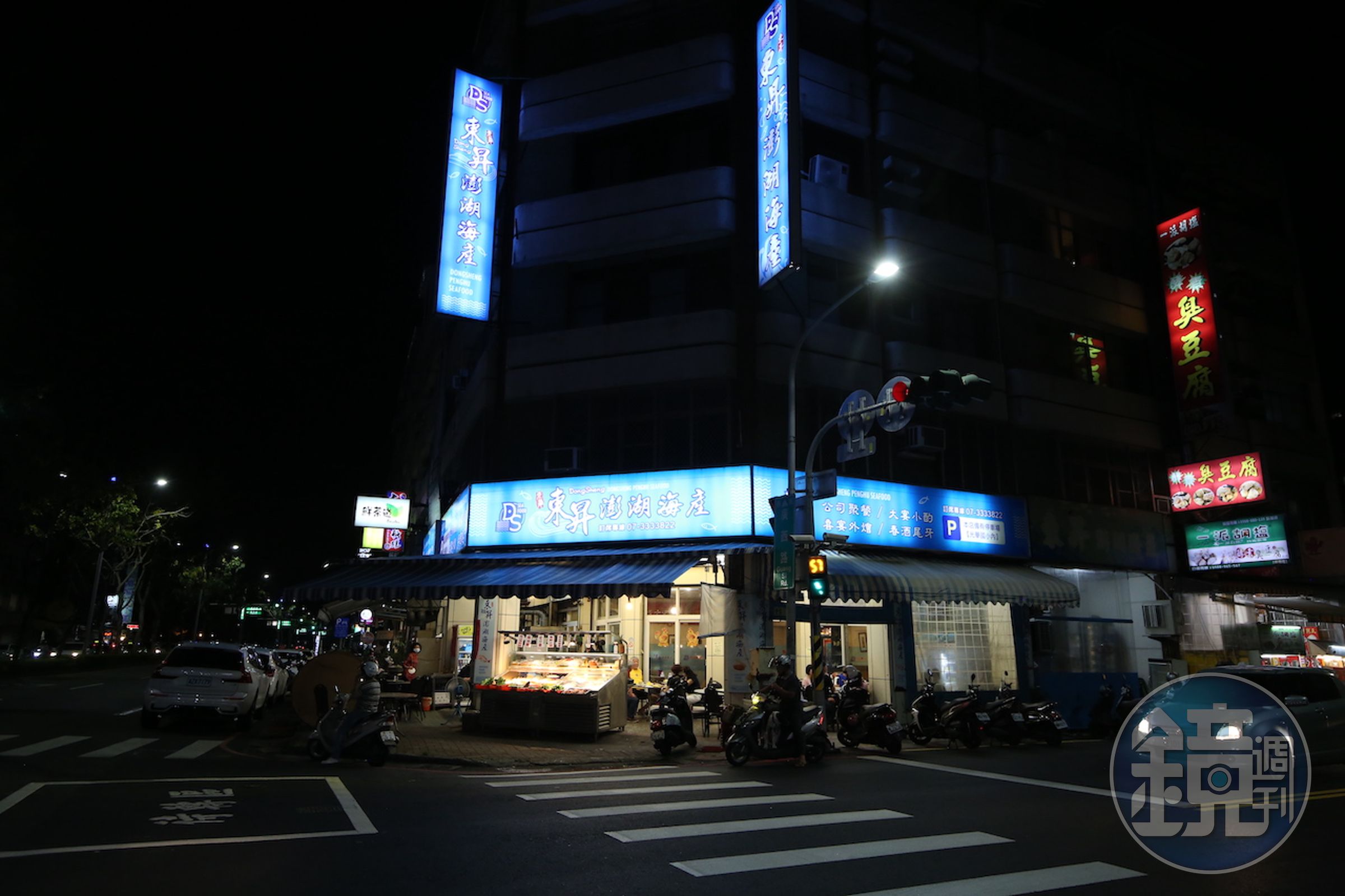 夜晚才點燈開張的海產攤，是高雄人澎湃的宵夜選擇。
