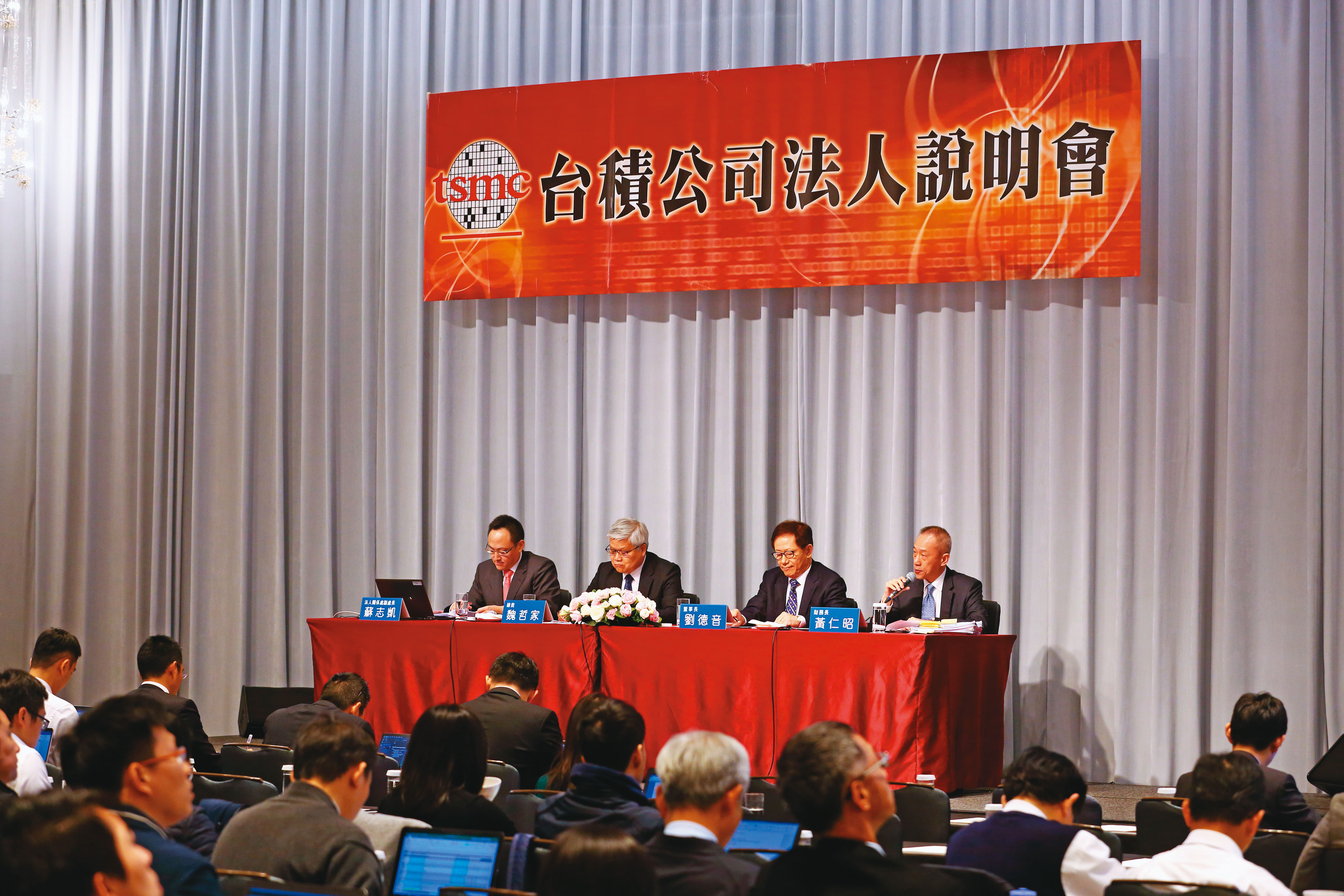 專家一致看好半導體龍頭台積電，直言來到5字頭下緣的股價相當「便宜」。