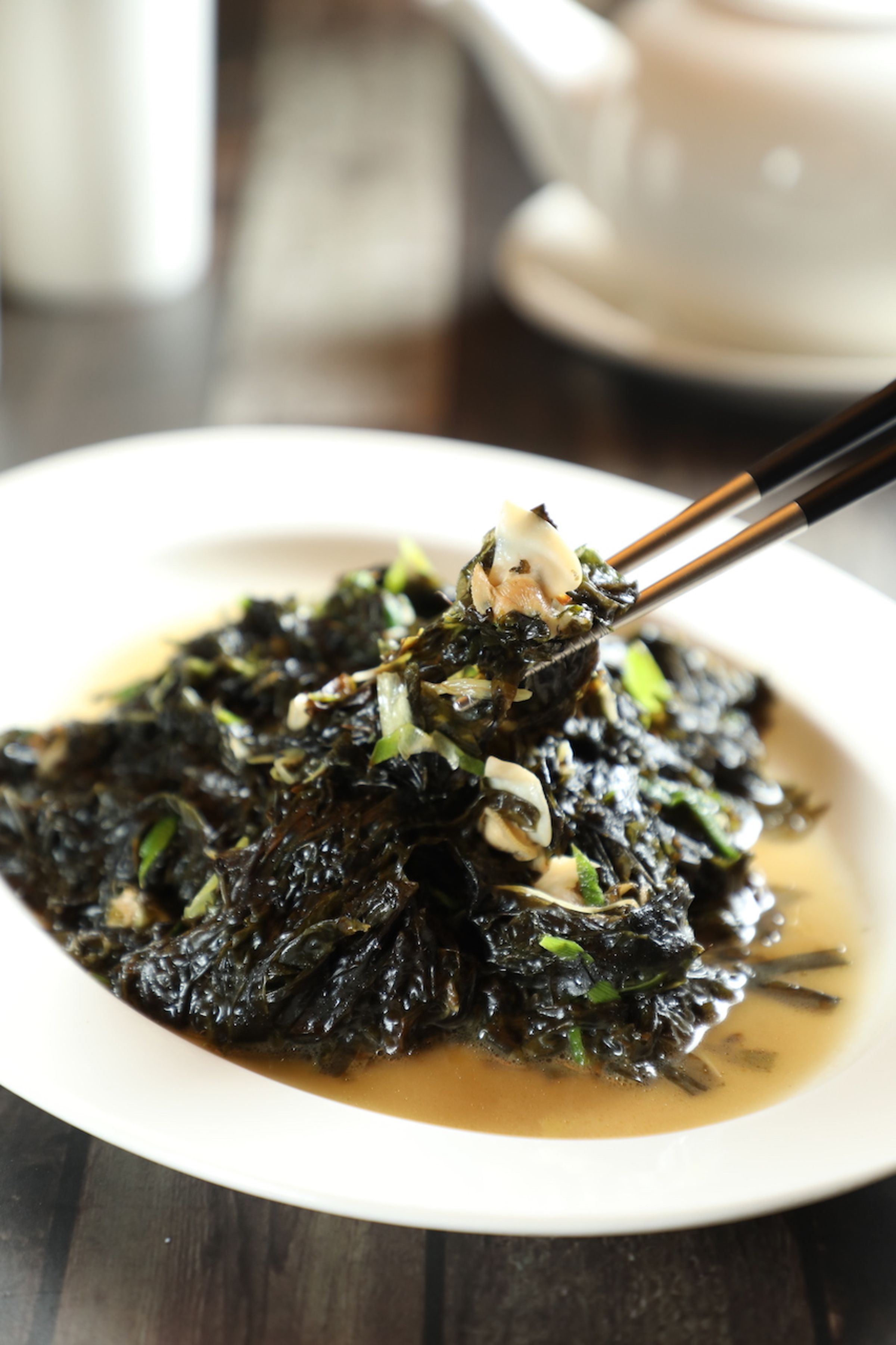 精挑西嶼、花嶼和姑婆嶼紫菜的「炒野生紫菜」，厚且Q脆。（220元／份）
