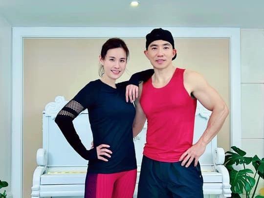 劉畊宏在直播跳健身操白蟻突飛進老婆王婉霏衣服裡。（翻攝自劉畊宏臉書）