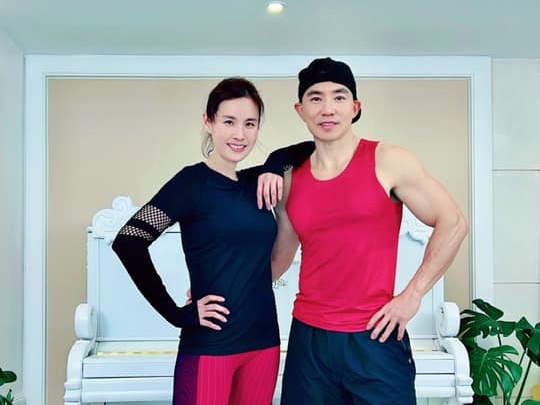 劉畊宏在直播跳健身操白蟻突飛進老婆王婉霏衣服裡。（翻攝自劉畊宏臉書）