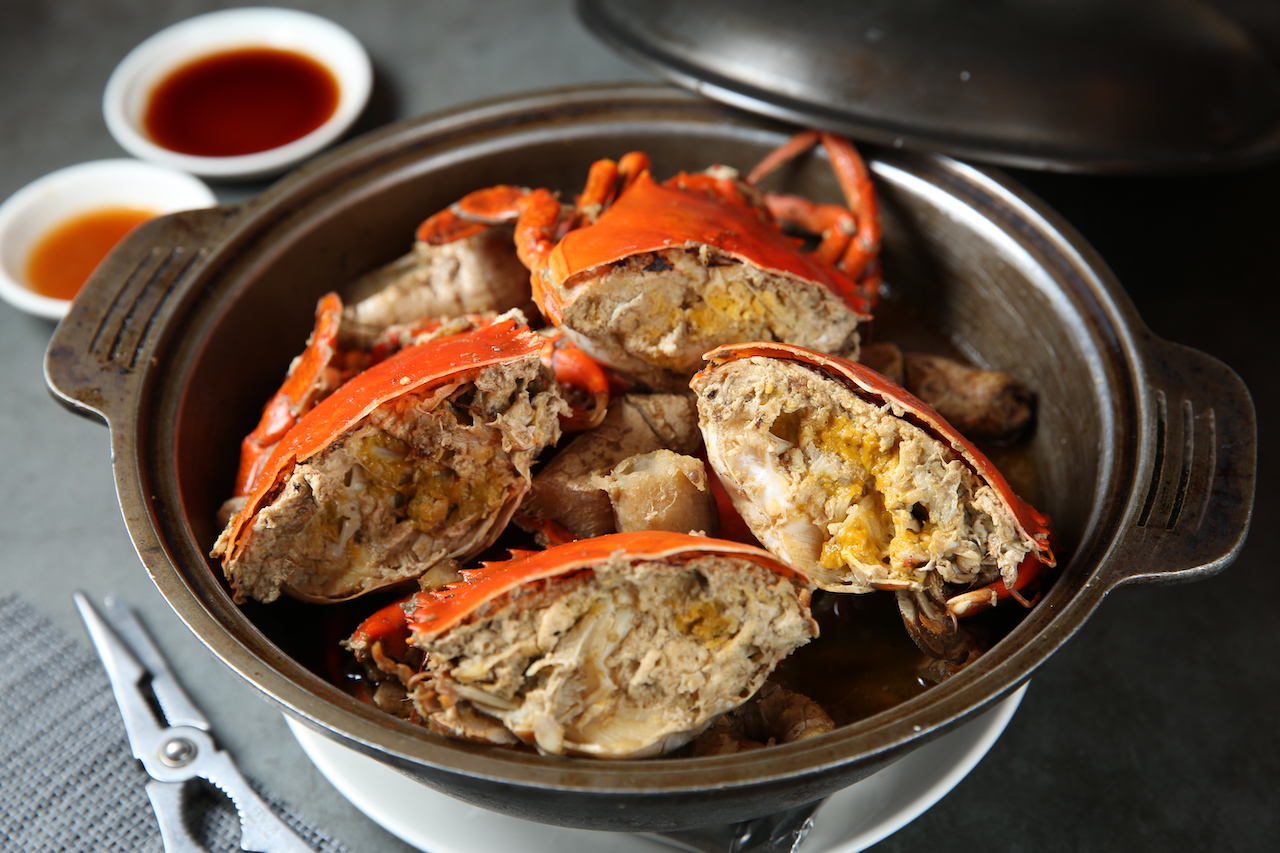 以麻油爆薑的「煎蟹」，鮮醇帶暖香。（150元／兩，圖中為3,600元／份）