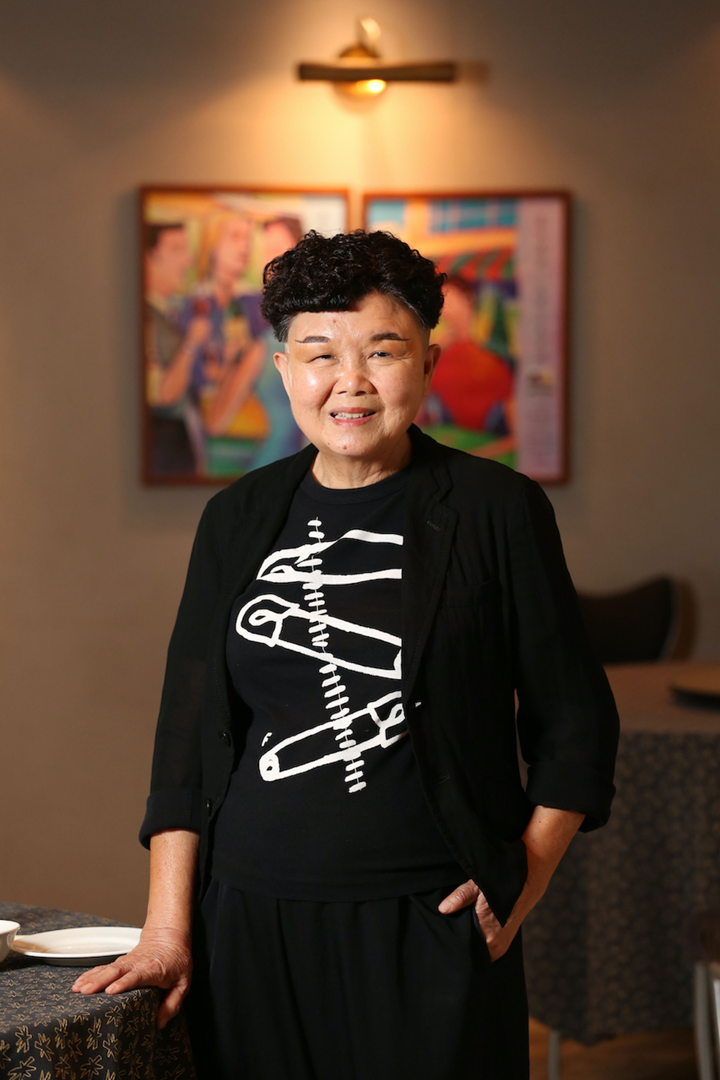 老闆洪美花活力滿滿，說自己一輩子都不退休，要推廣地方海鮮文化。