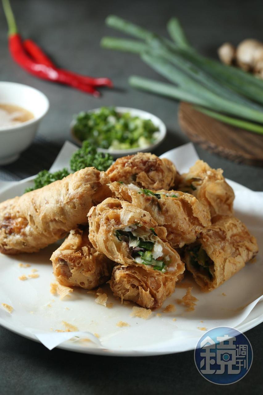 外皮酥香輕盈的「海鮮捲」,內餡辛香飽滿。(65元/捲,圖中為390元/份)
