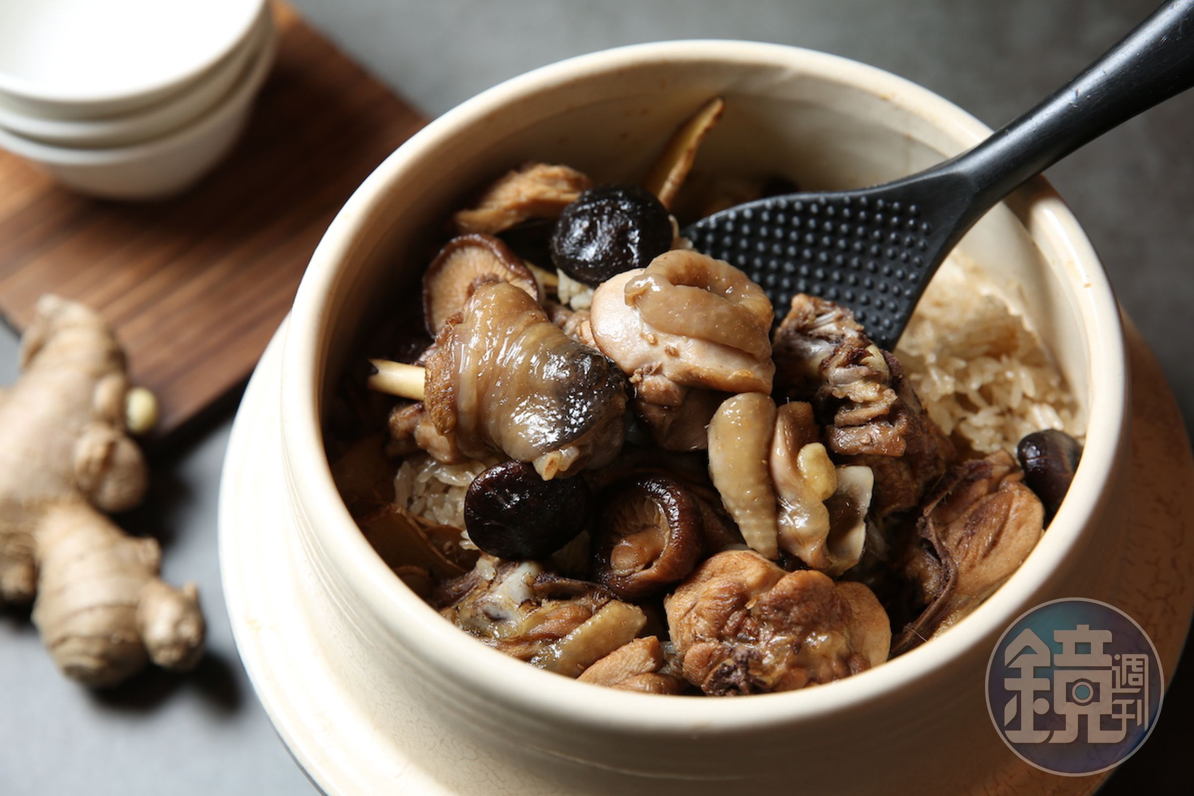 「麻油酒土雞飯」香氣溫和柔斂，雞肉彈嫩。（760元／份）