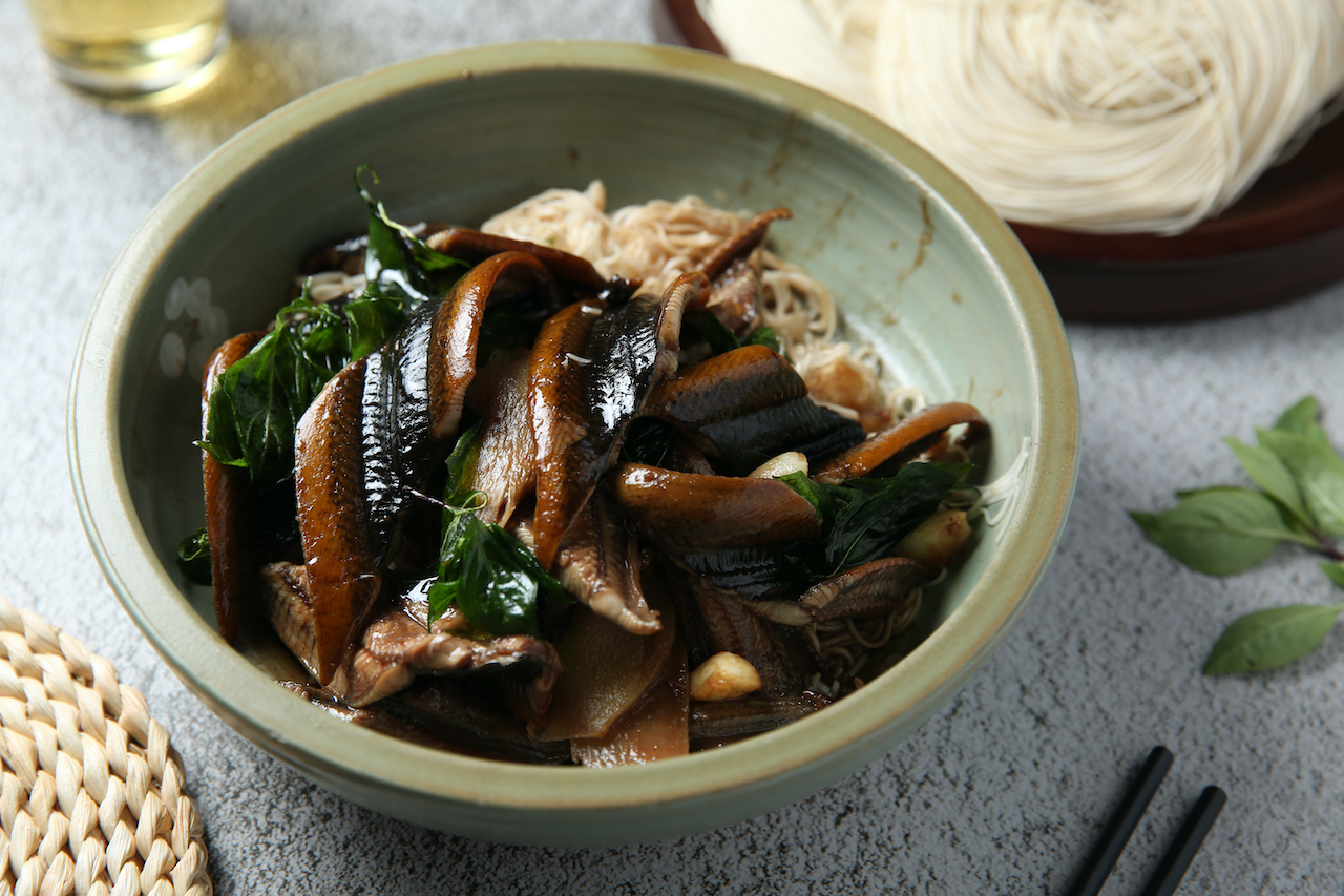 麻油香醇的「麻油鱔魚麵線」魚片鮮脆肥厚。（280元／份）