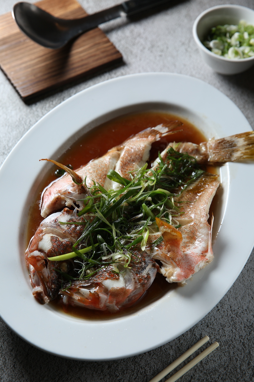 選用澎湖野生石斑的「清蒸海魚」，肉質細嫩，膠質微黏嘴。（時價，圖中為980元／份）