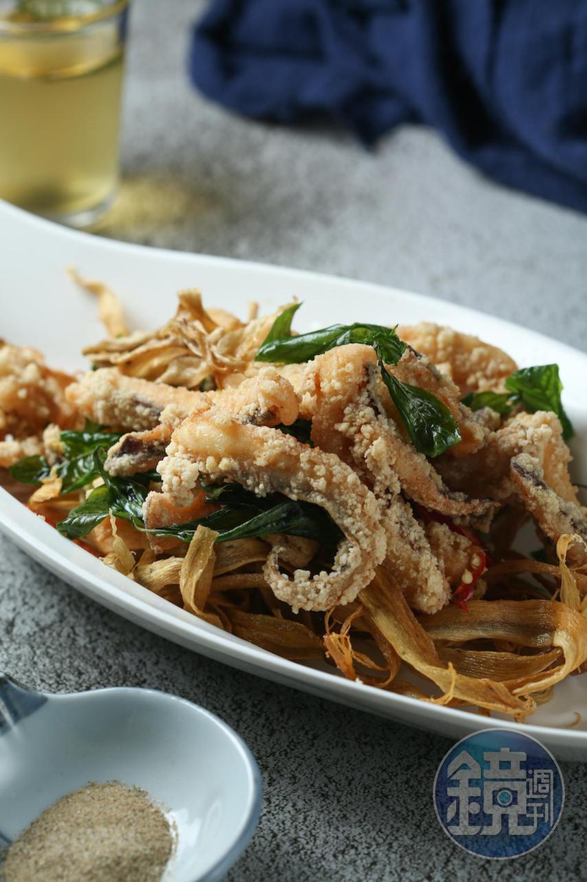 條狀的「酥炸軟絲」外酥內彈,咀嚼時存在感十足。(380元/份)
