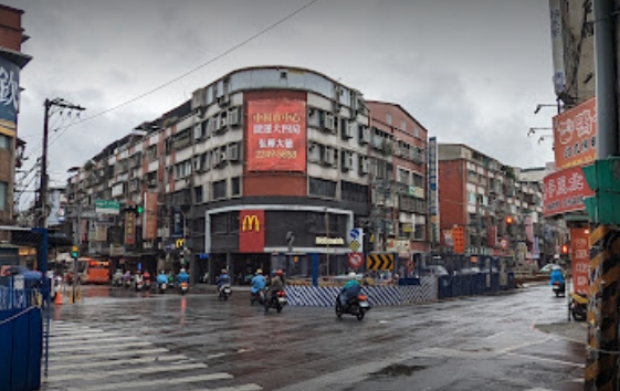 繼基隆34年麥當勞知名地標昨（29日）熄燈，一名網友貼出「中和連城分店」歇業的公告資訊。（翻攝自google maps）