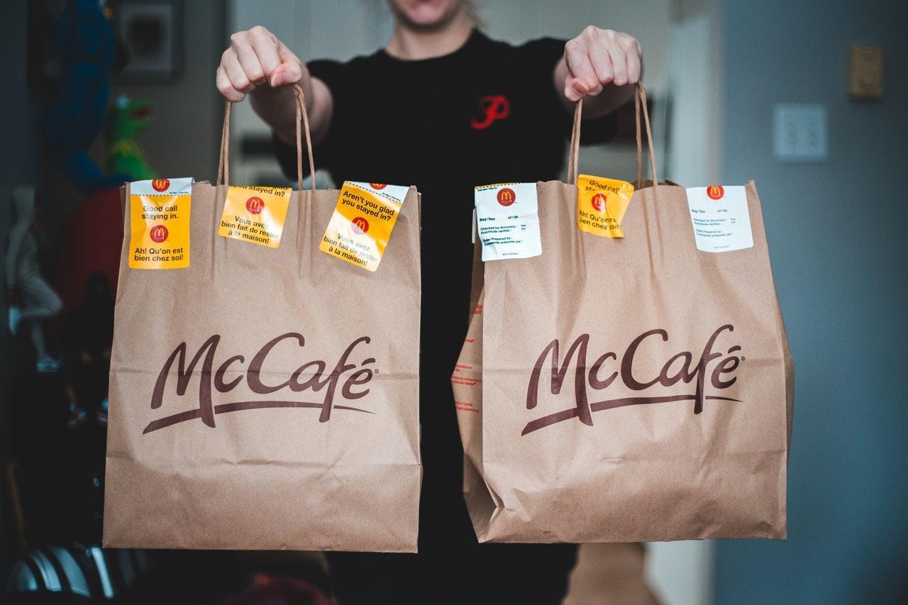 連鎖速食店麥當勞祭出限時買一送一,使用歡樂送訂餐並輸入優惠碼即可享優惠。(示意圖,Pexels)