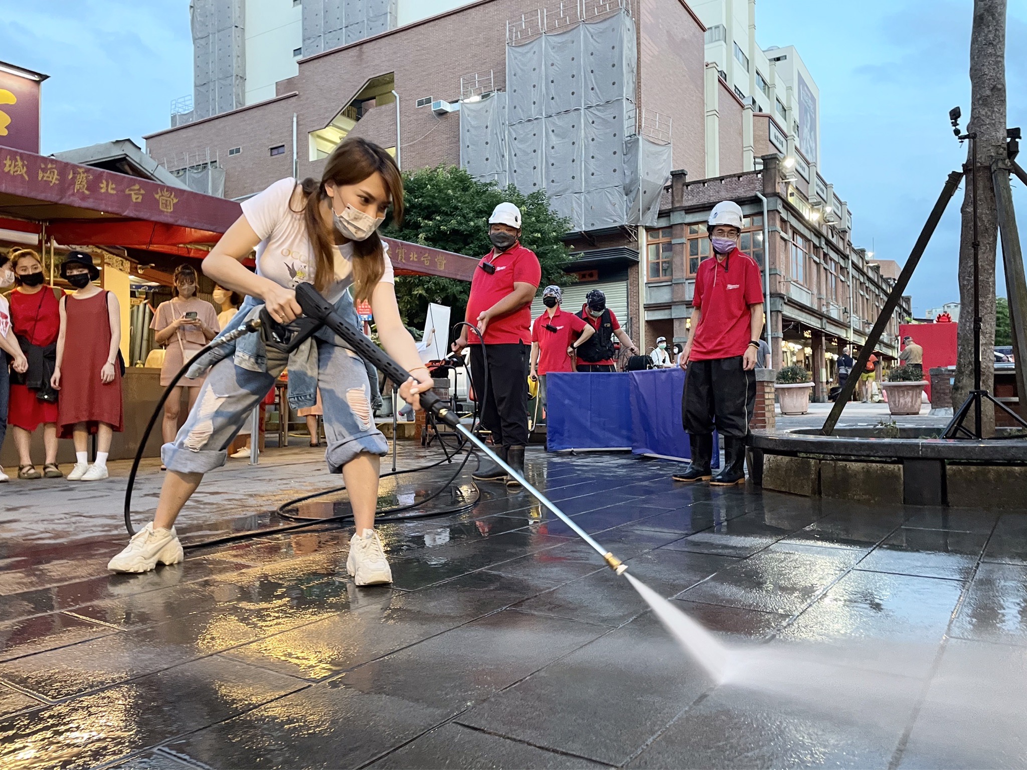 小優響應國際月經日活動到霞海城隍廟洗地。（紅心字會提供）