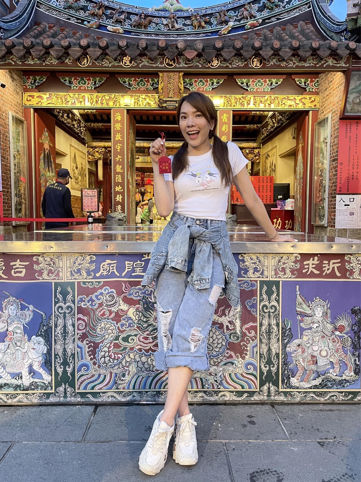小優到霞海城隍廟出席活動不忘拜月老求姻緣。(紅心字會提供)