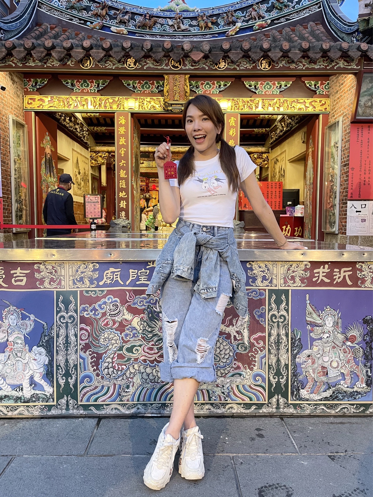 小優到霞海城隍廟出席活動不忘拜月老求姻緣。(紅心字會提供)