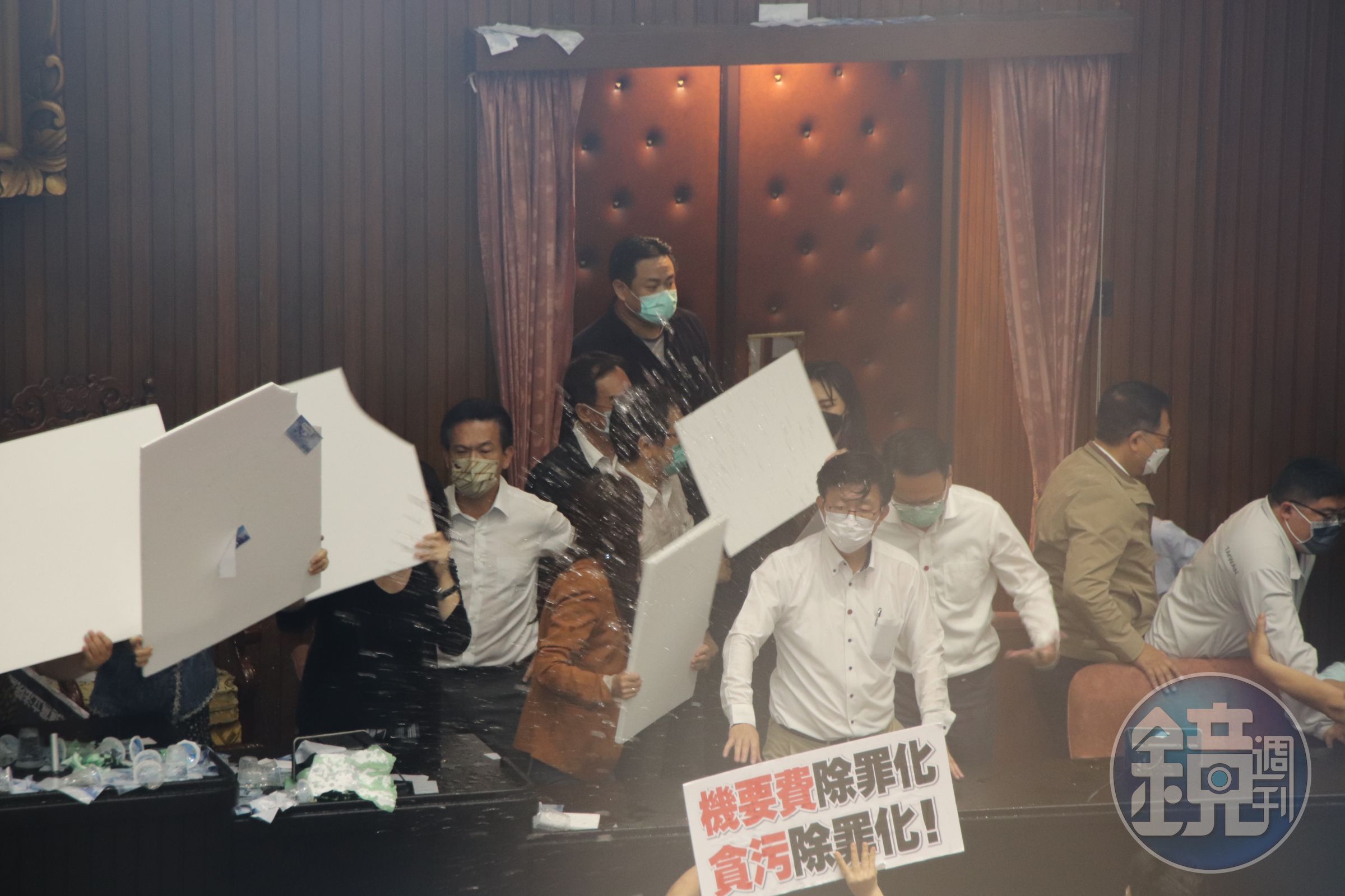立法院因表決 《會計法》修法草案爆發衝突，國民黨立委朝民進黨立委潑水。（立委洪申翰提供）