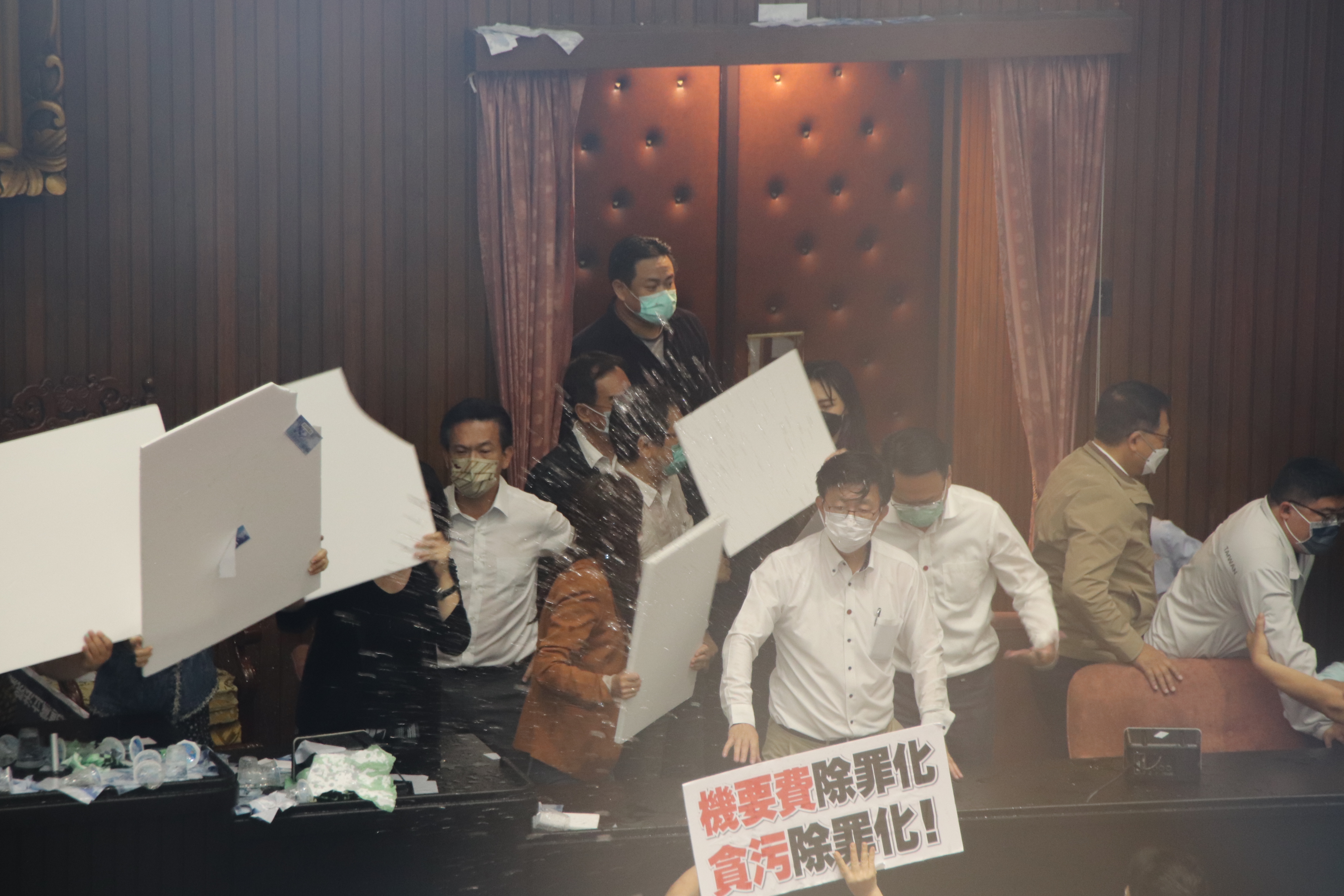 立法院因表決 《會計法》修法草案爆發衝突，國民黨立委朝民進黨立委潑水。（立委洪申翰提供）