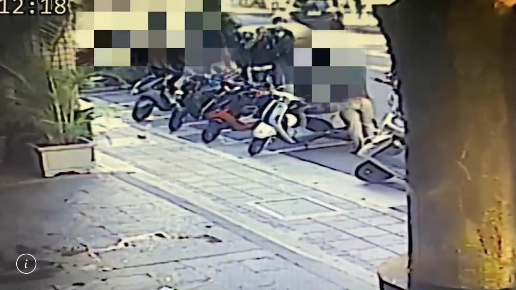 陳男等4人在酒店外埋伏突襲李男，並持刀將他砍傷。（翻攝畫面）
