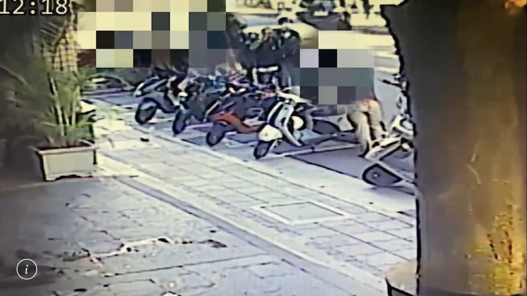 陳男等4人在酒店外埋伏突襲李男,並持刀將他砍傷。(翻攝畫面)