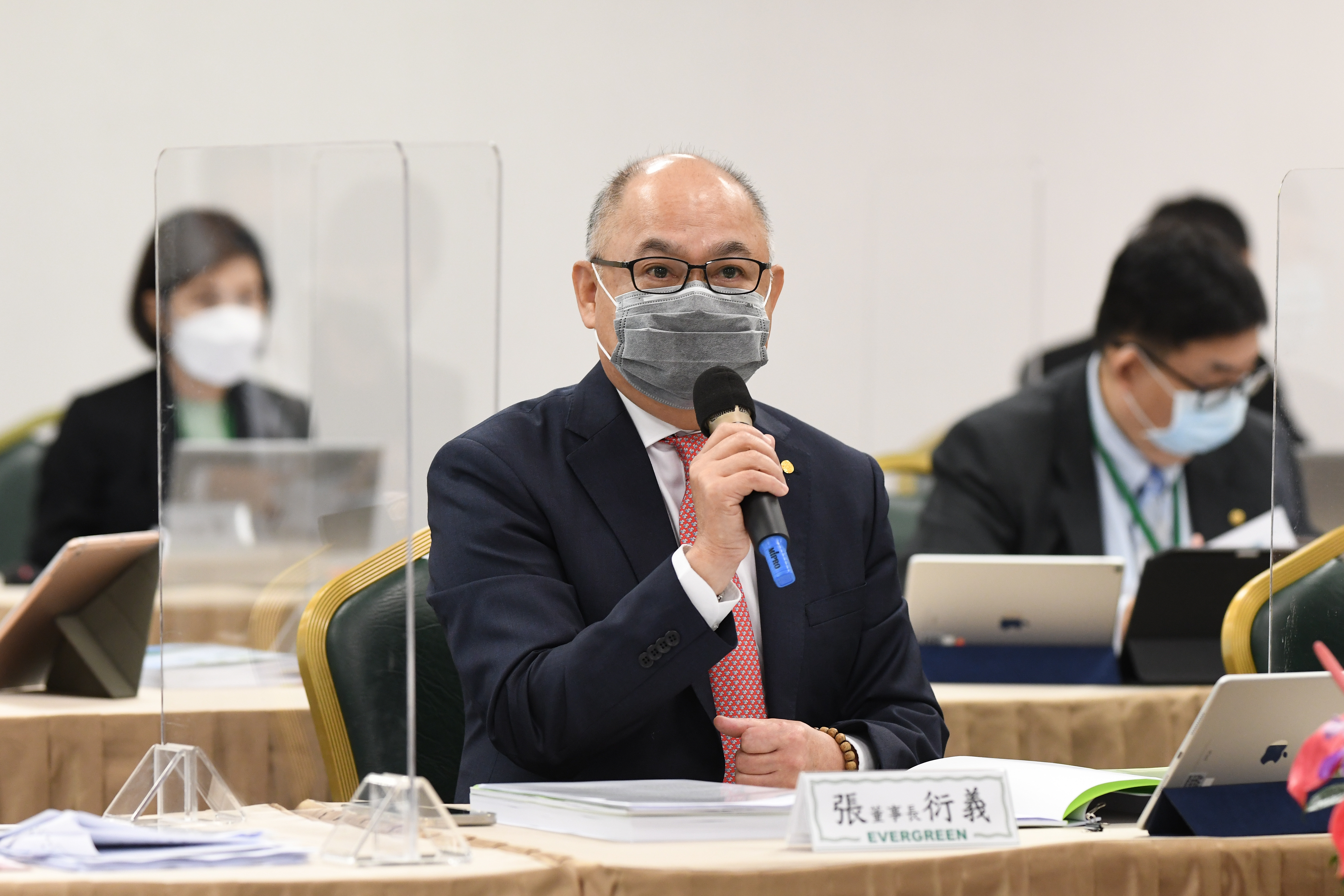 各界關注長榮海運的減資案與盈餘分配案，今日公司召開股東會吸引眾多股東前往投票。圖為長榮海運董事長張衍義。（長榮海運提供）