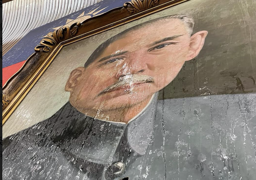 國父遺像遭砸破。(翻攝洪申翰臉書)