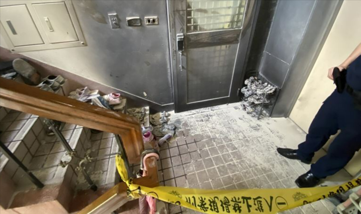 黃姓男子昨（29）上午持菜刀和汽油彈返家並縱火。（翻攝畫面）