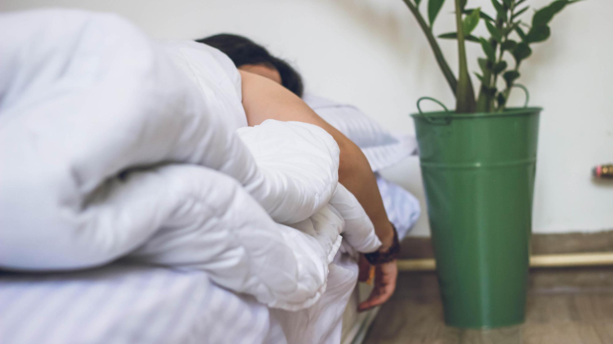 嚴重後遺症讓許多人臥床不起,劇烈影響工作和生活。(示意圖Unsplash)