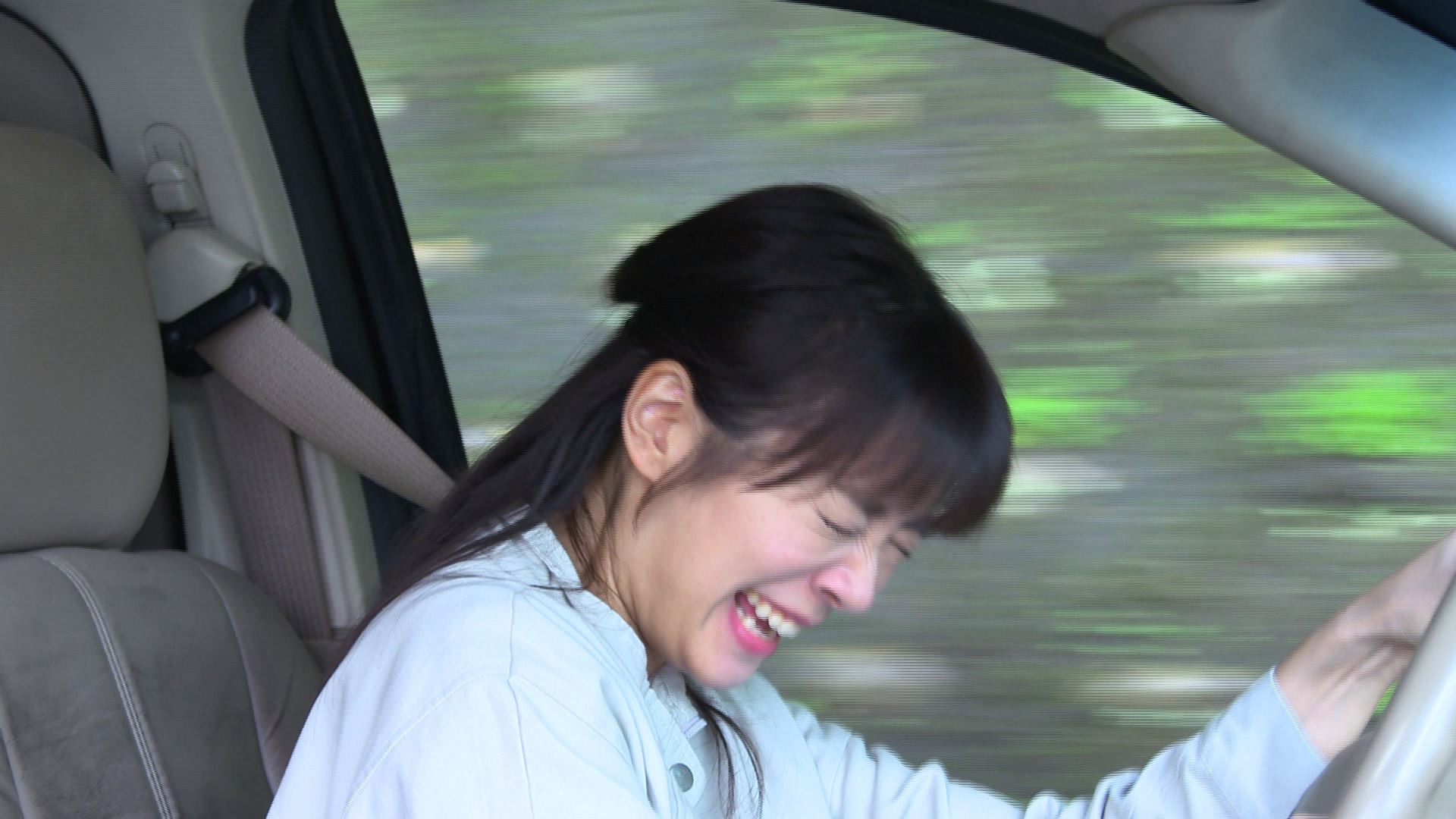 《黃金歲月》林雨宣拍攝開車撞山壁，場面刺激緊湊。（民視提供）