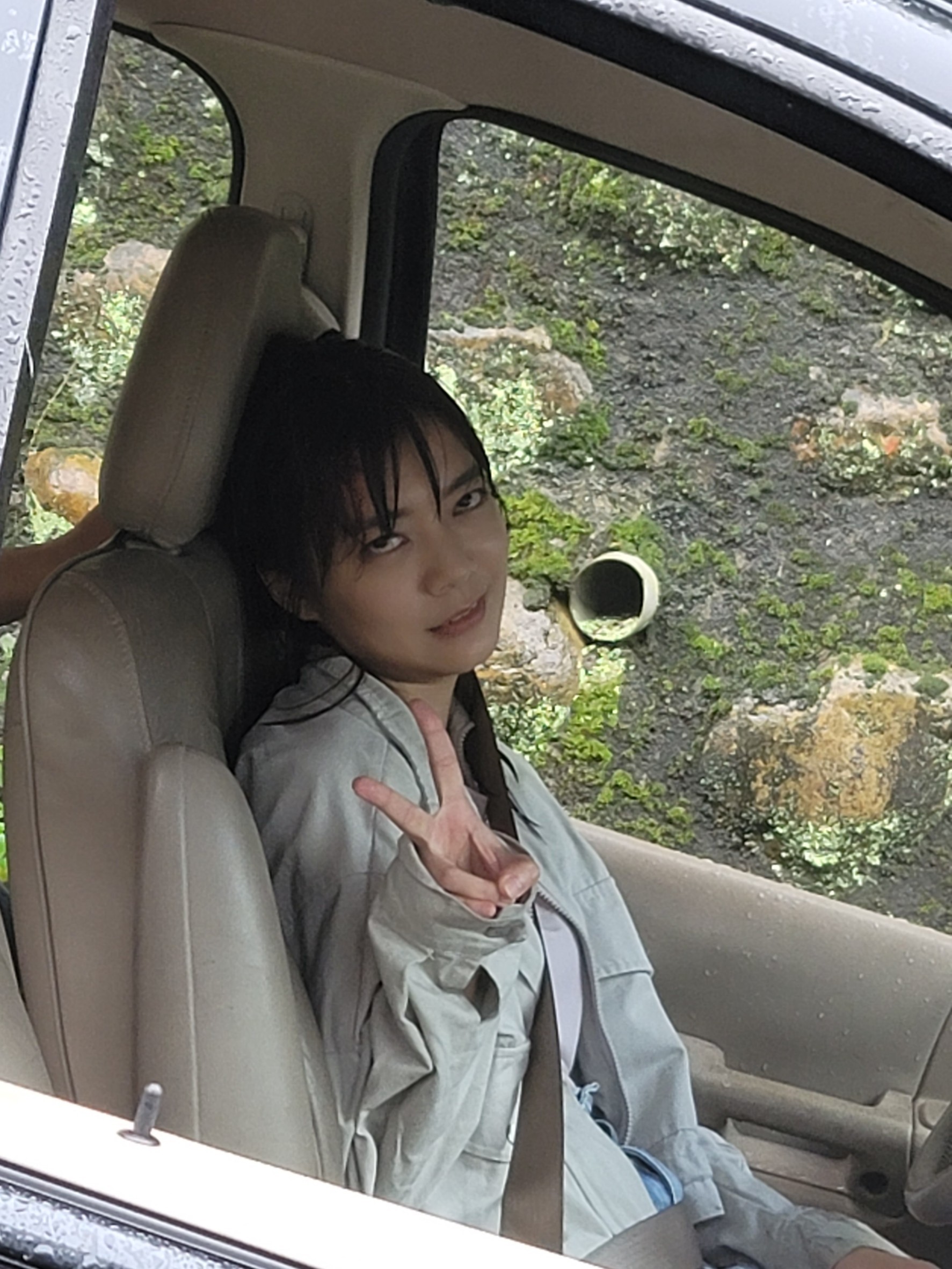 林雨宣日前到山區拍攝開車撞山壁的重頭戲，淘氣地對鏡頭翻白眼。（民視提供）