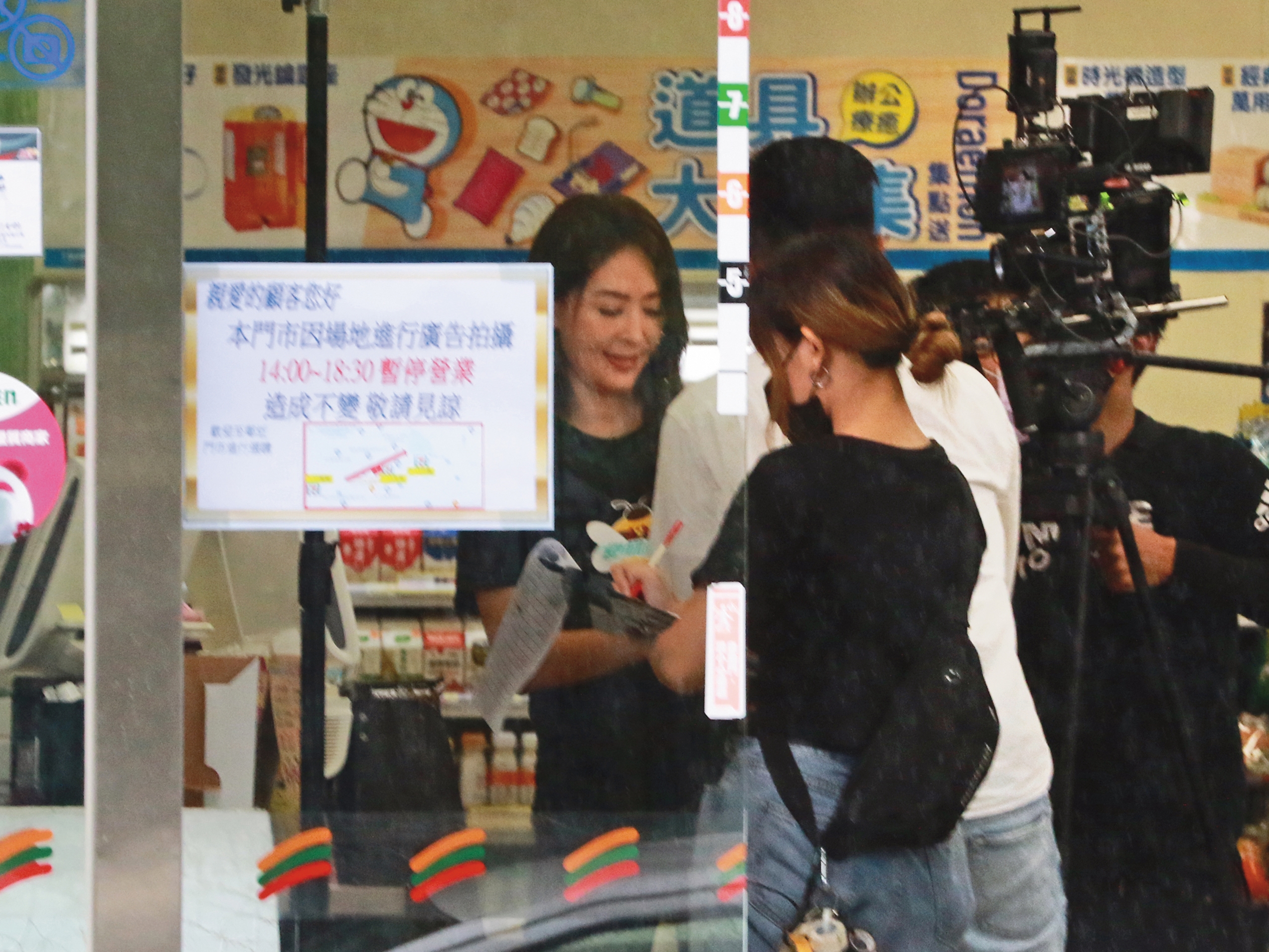 5/25 15：03 賈永婕在便利商店櫃檯前，拍攝和店員互動。