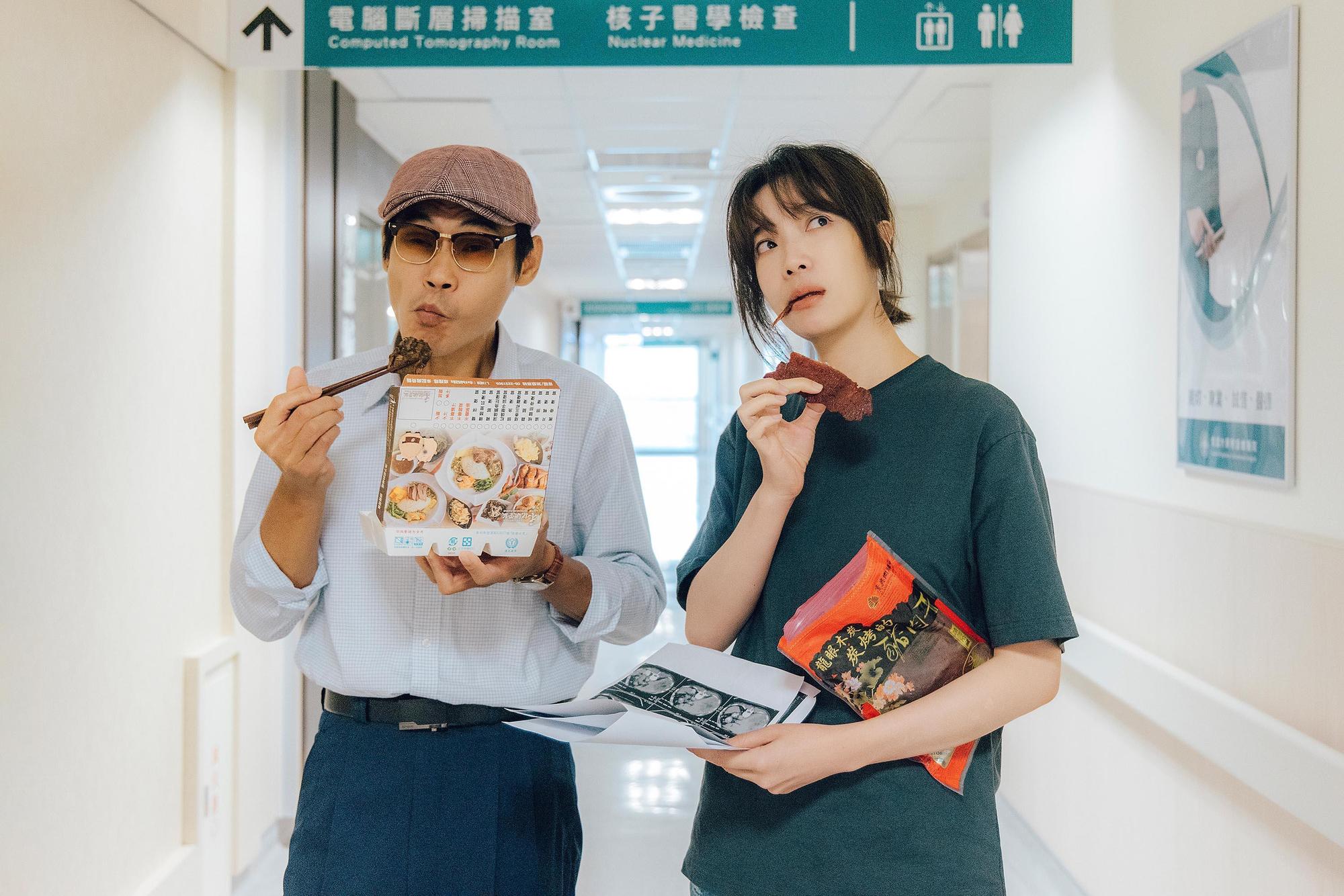 《村裡來了個暴走女外科》蔡淑臻和夏靖庭在醫院走廊不停偷吃食物。（公共電視提供）
