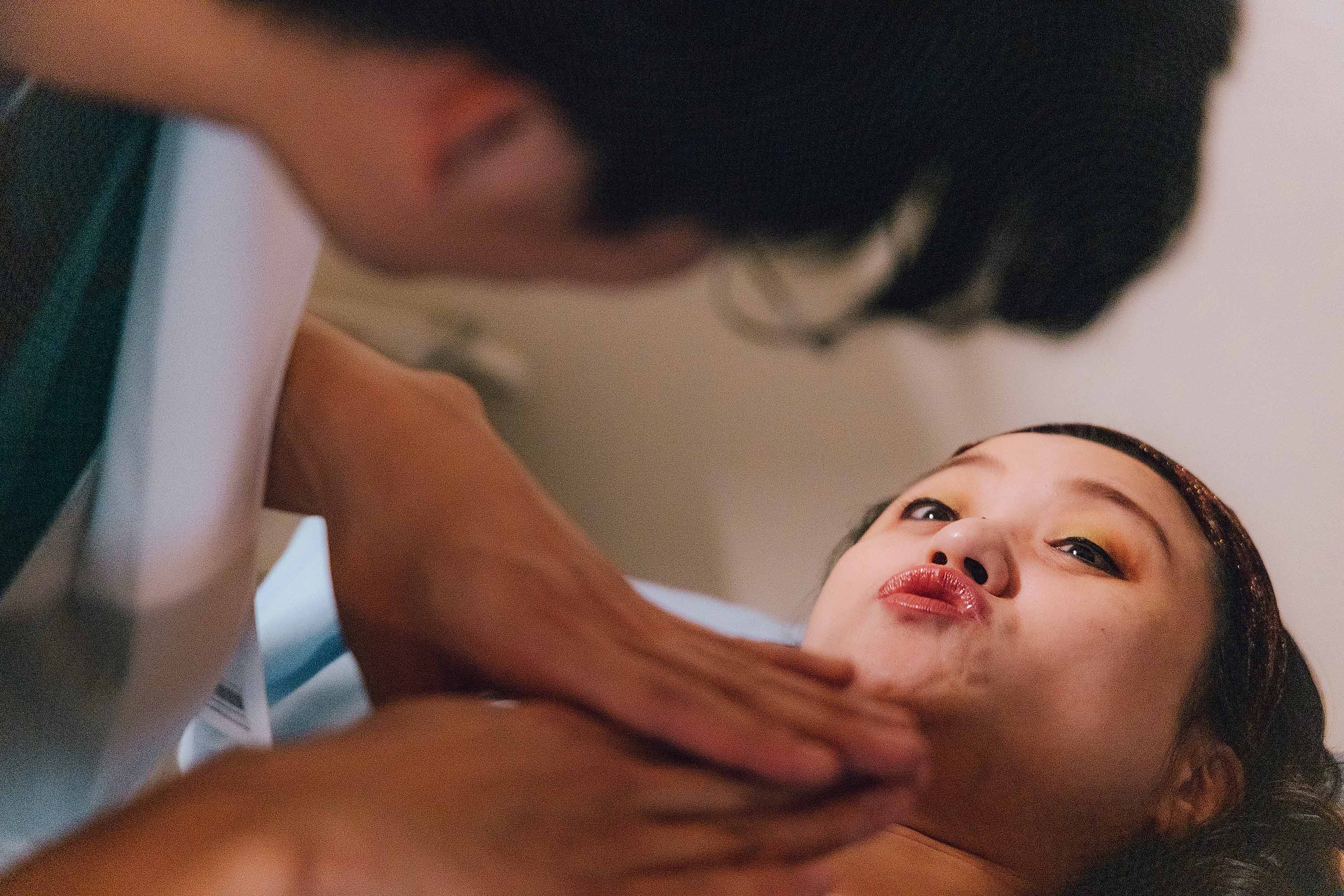 《村裡來了個暴走女外科》海裕芬劇中義診乳房時不停逗笑風田。（公共電視提供）
