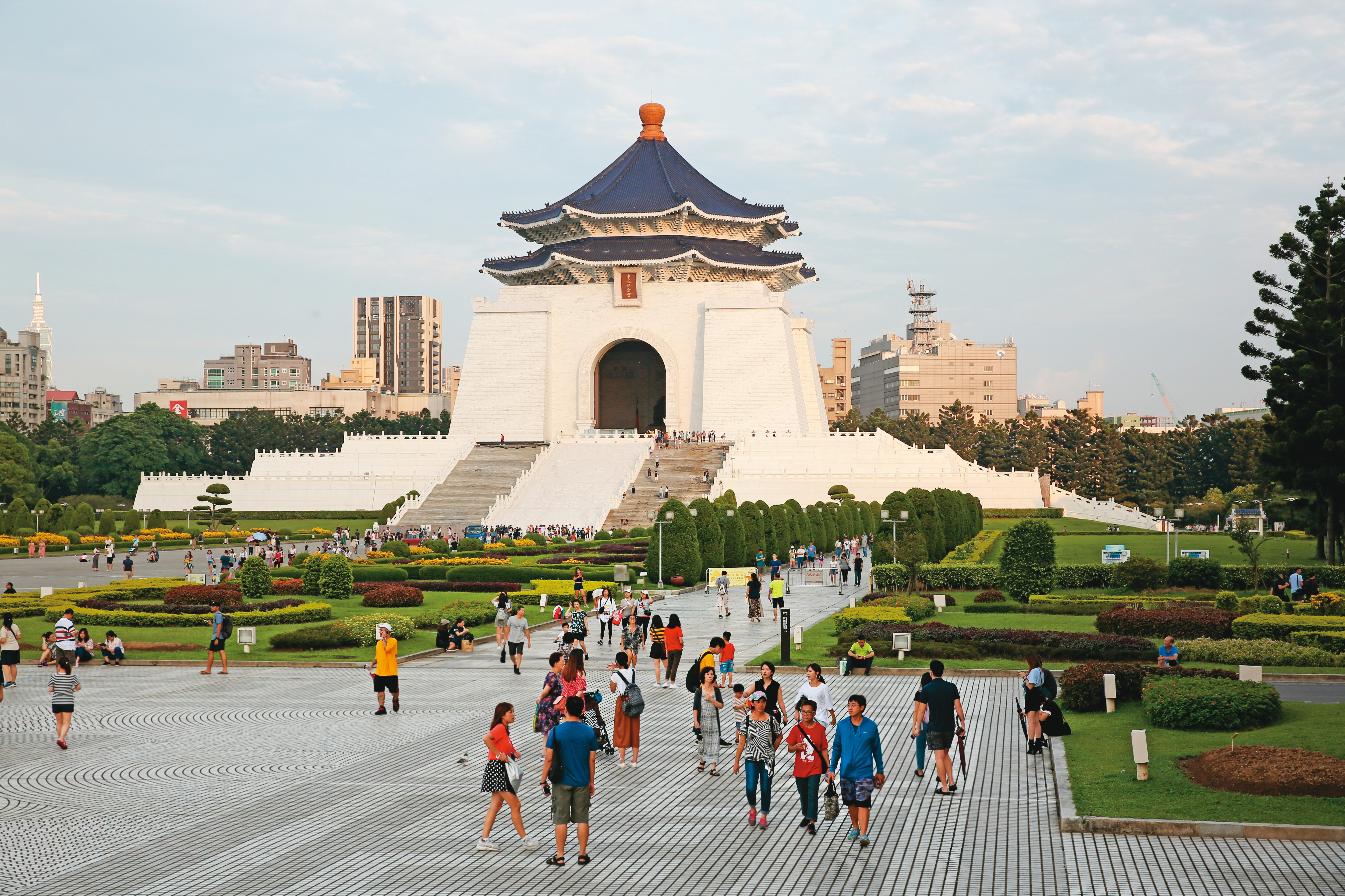 促轉會建議設立統籌機構，針對全台道路、行政區，把「中正」「中山」全給換掉。最好對付的，是中正紀念堂，影響不大，說改，也就改了。