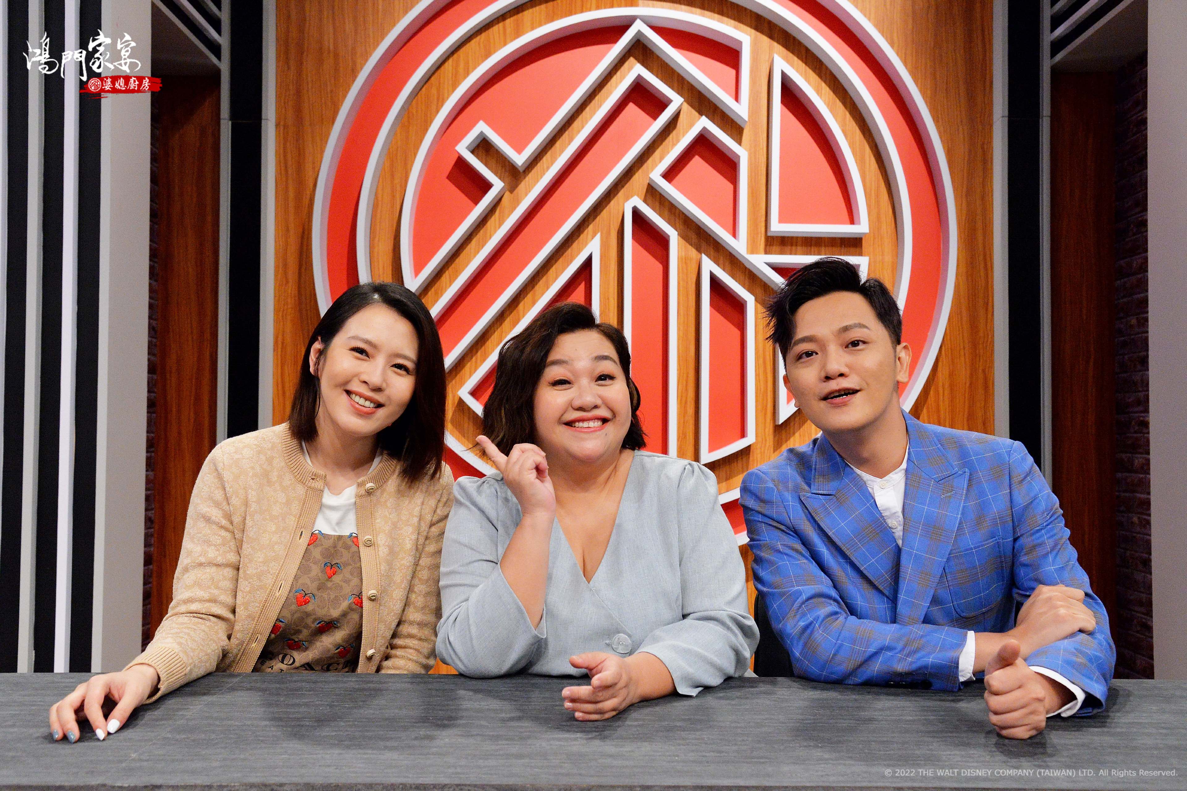 劉品言（左）錄影與鍾欣凌（中）、索艾克同框。（衛視中文台提供）