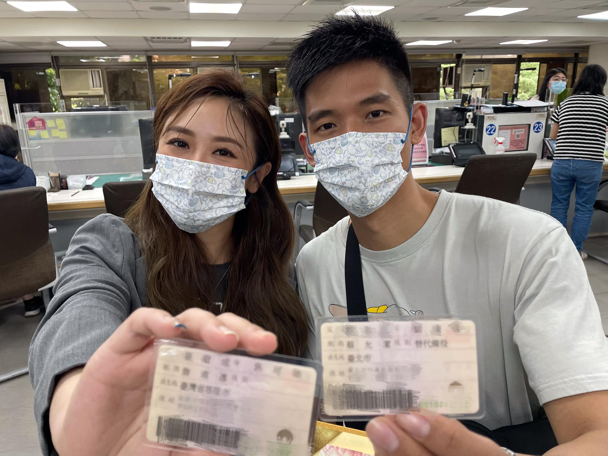 蔡允潔與老公Fraser於5月23日登記結婚。（翻攝自蔡允潔臉書）