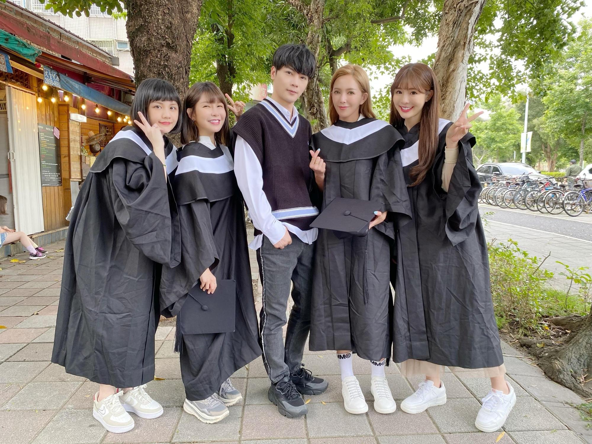 新歌〈這世界的你〉MV，古曜威（中）邀來許瑜（左起）、阿樂、古曜威、拐拐及倪暄跨刀演出。（紅心字會提供）