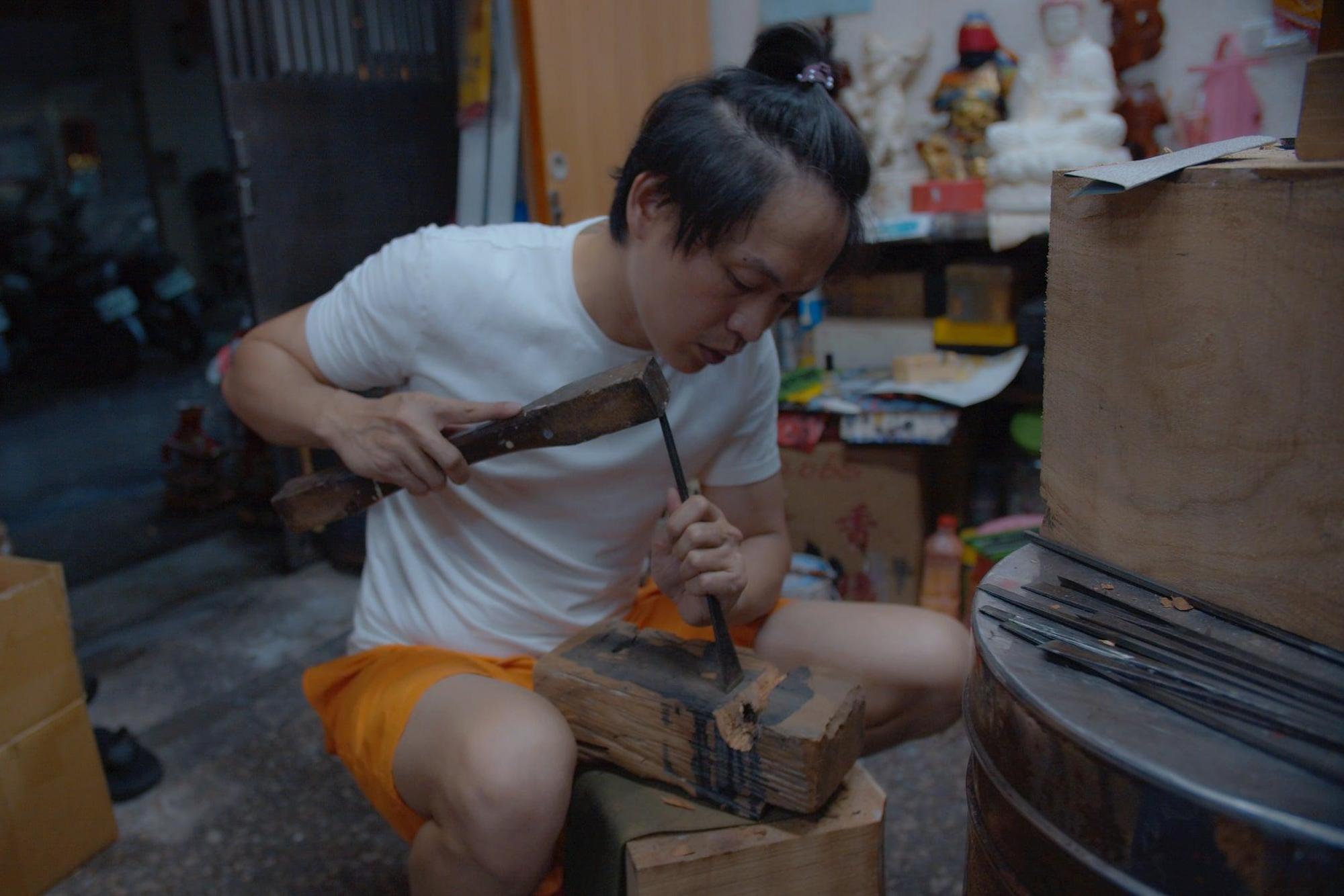 黃鐙輝拜師學木雕每天半夜不睡覺在家敲敲打打。(翻攝自《神之鄉》臉書)