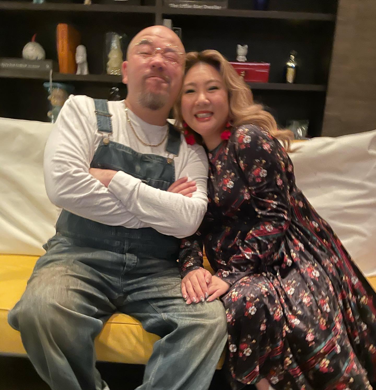好友填詞人黃偉文公開自己與鄭欣宜的私密照片，寫著：「破例公開私照一張，這張叫做：『我們我們 定格在最滿足的表情』。（翻攝自黃偉文臉書）