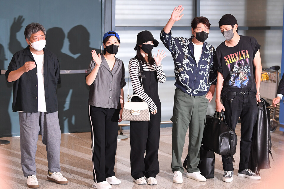 是枝裕和（左起）今帶著執導作《嬰兒轉運站》演員李周映、IU、宋康昊、姜棟元抵達韓國，準備為電影進行宣傳。（翻攝自韓國體育報）