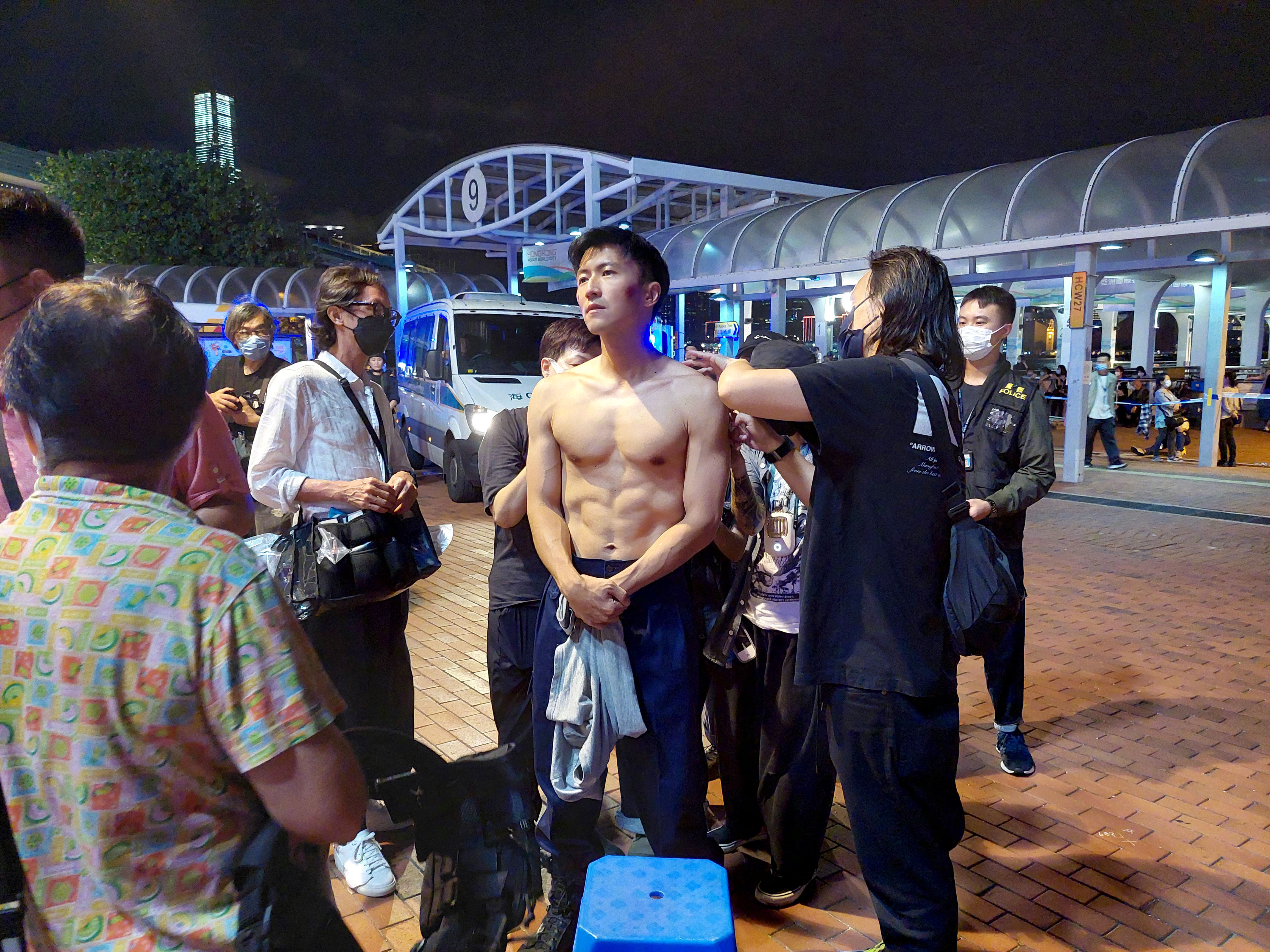 謝霆鋒昨（29）晚在香港拍攝新片《海關戰線》，展現一身精實肌肉，冰塊盒腹肌更是養眼。（翻攝幕後花絮）