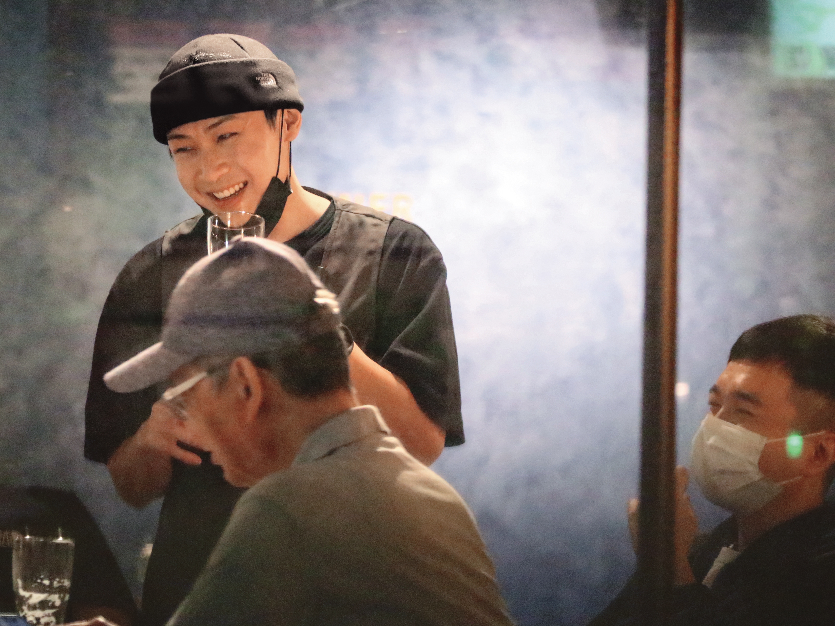 5/24 20:29 顏佑庭服務之餘，也會跟人聊天，姿態十分柔軟。