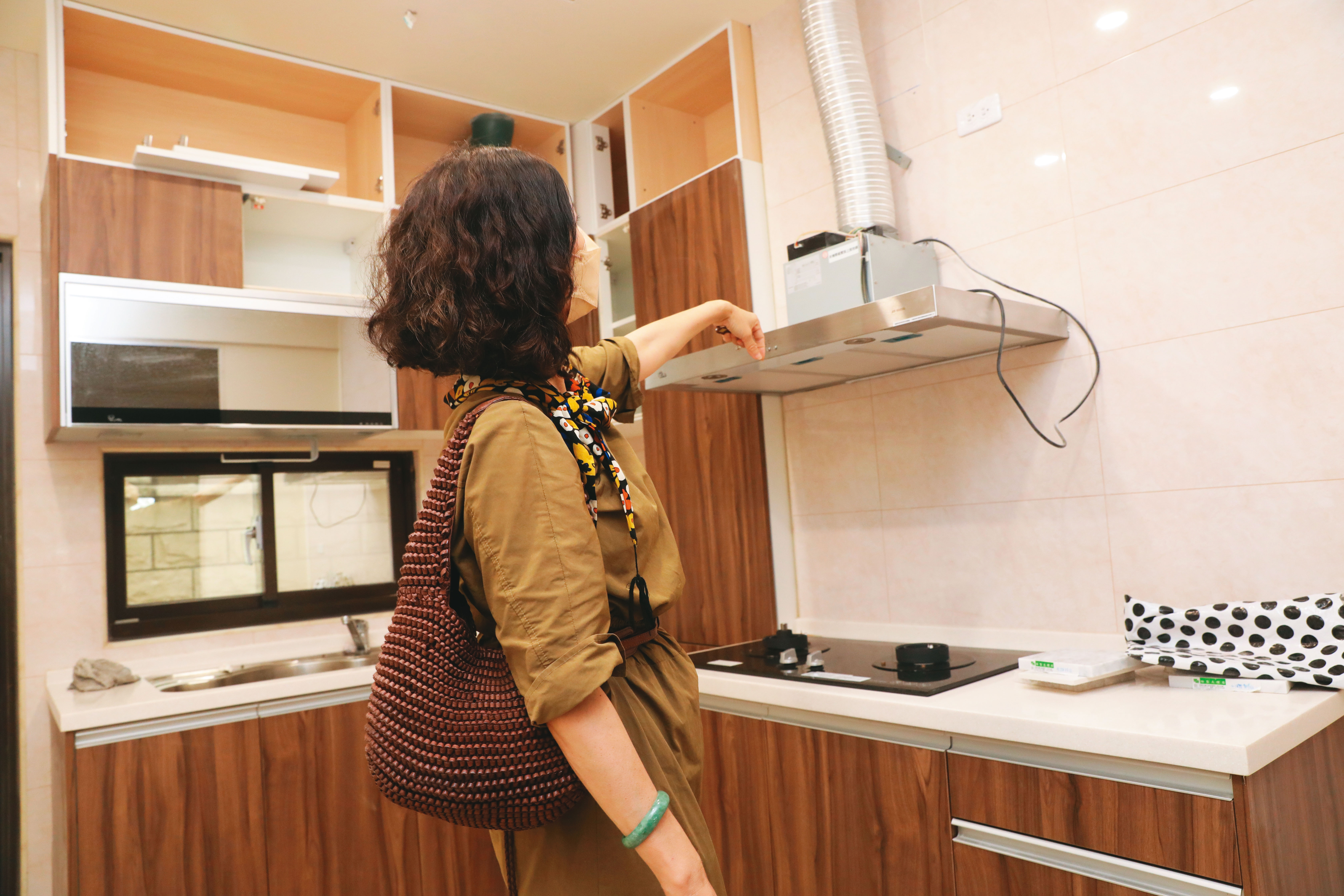 新竹鄭小姐（圖）花大錢請余忠建裝潢，余不但拖延，還拆掉廚具不還。