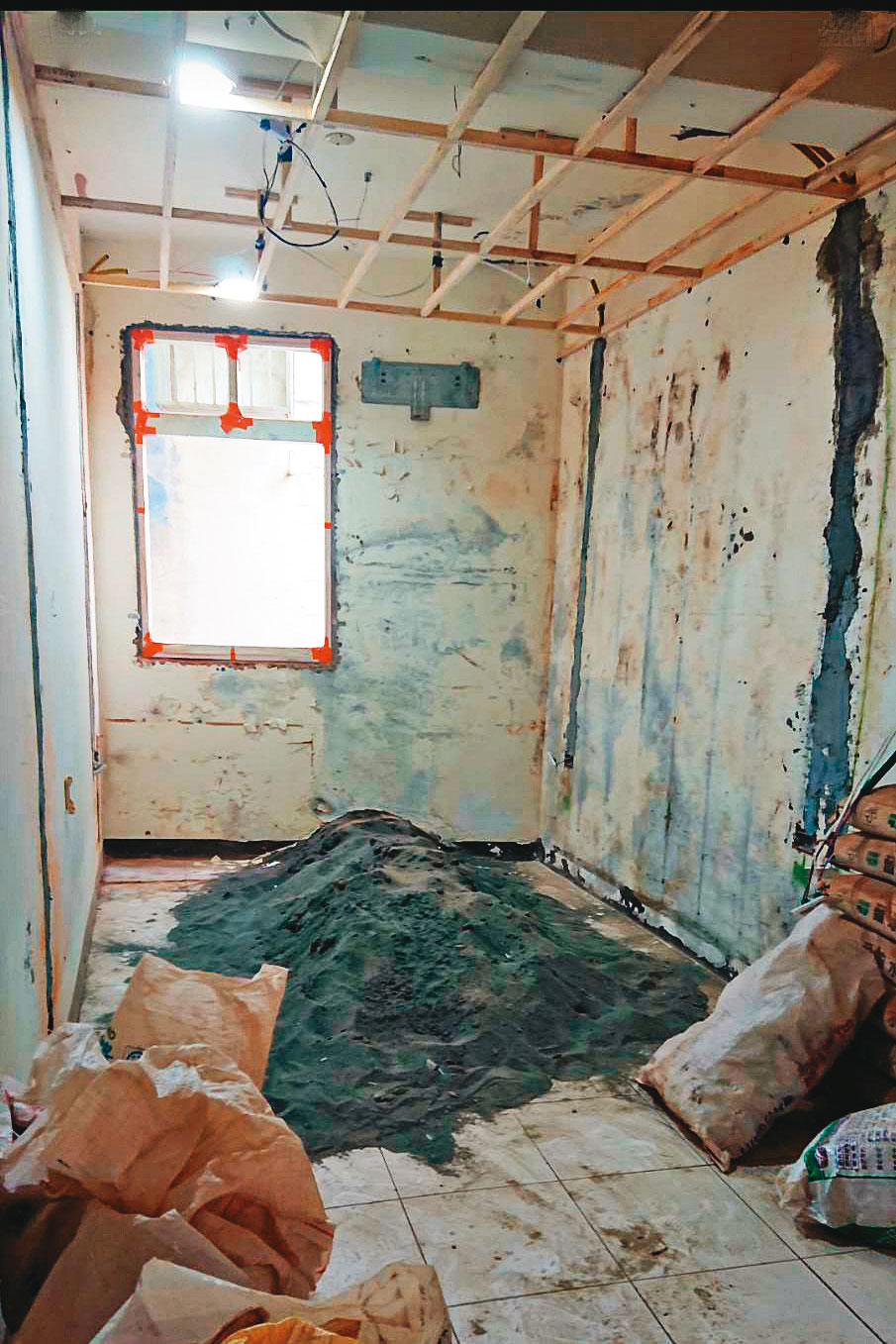 陳小姐付了約4百萬元找余忠建裝潢台中套房,房屋卻被拆到像是廢墟。(讀者提供)