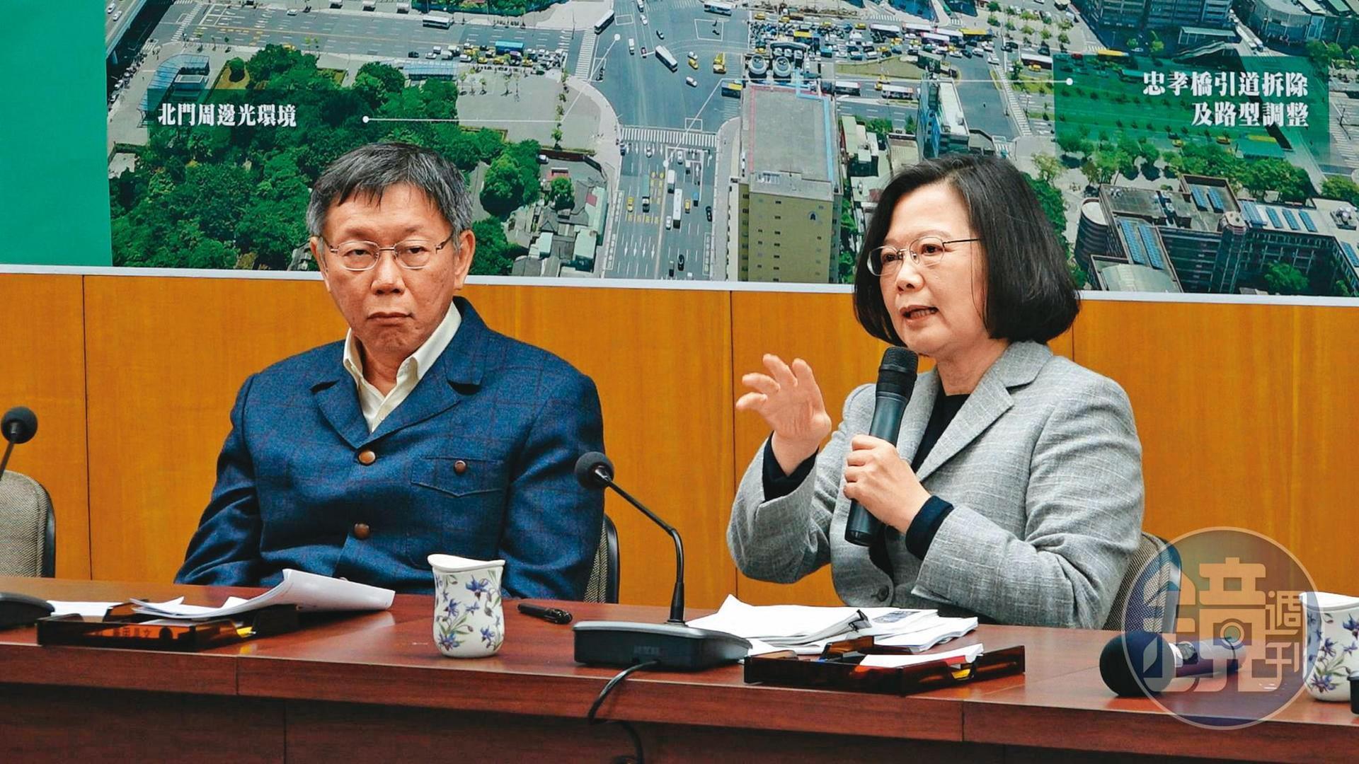布局年底大選,柯文哲(左)調整發言策略,想向淺綠招手。圖為2018年台北市長選戰白綠分手,選後在北門「英柯會」,柯全程沒表情。