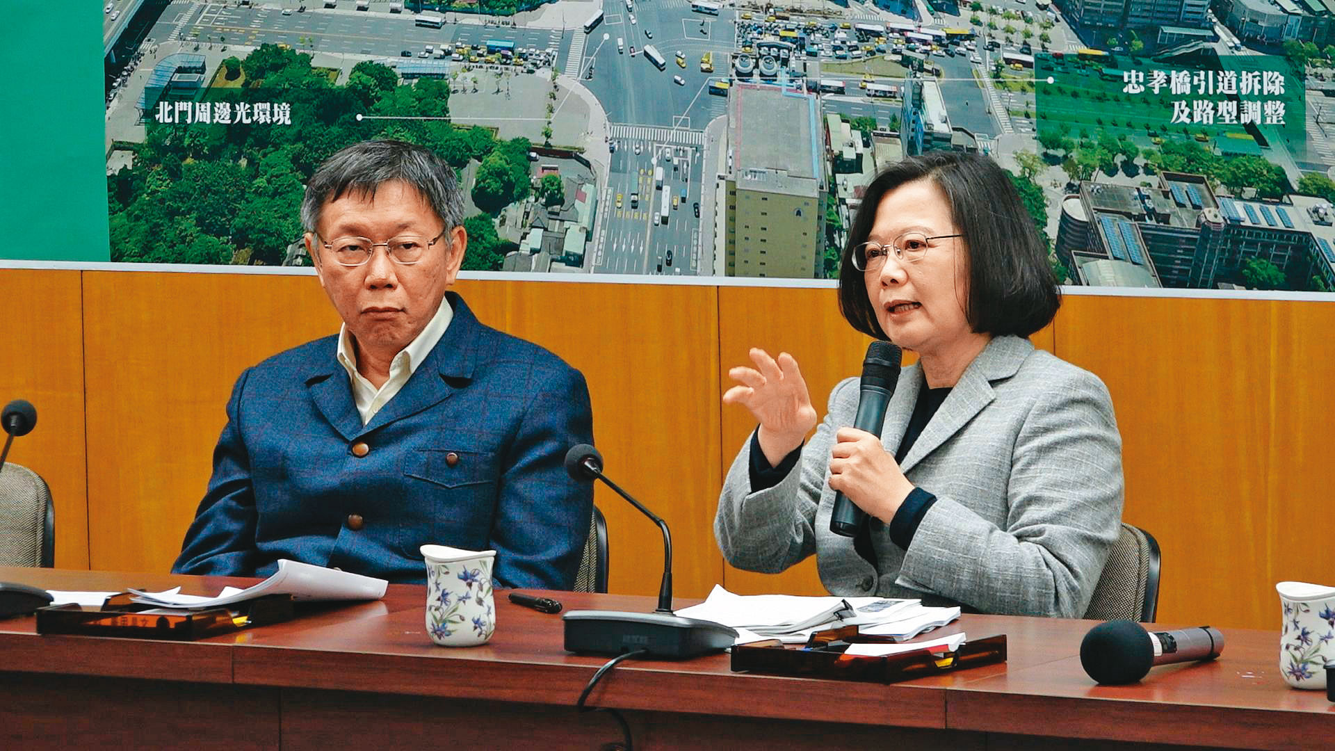 布局年底大選，柯文哲調整發言策略，想向淺綠招手。圖為2018年台北市長選戰白綠分手，選後在北門「英柯會」，柯全程沒表情。