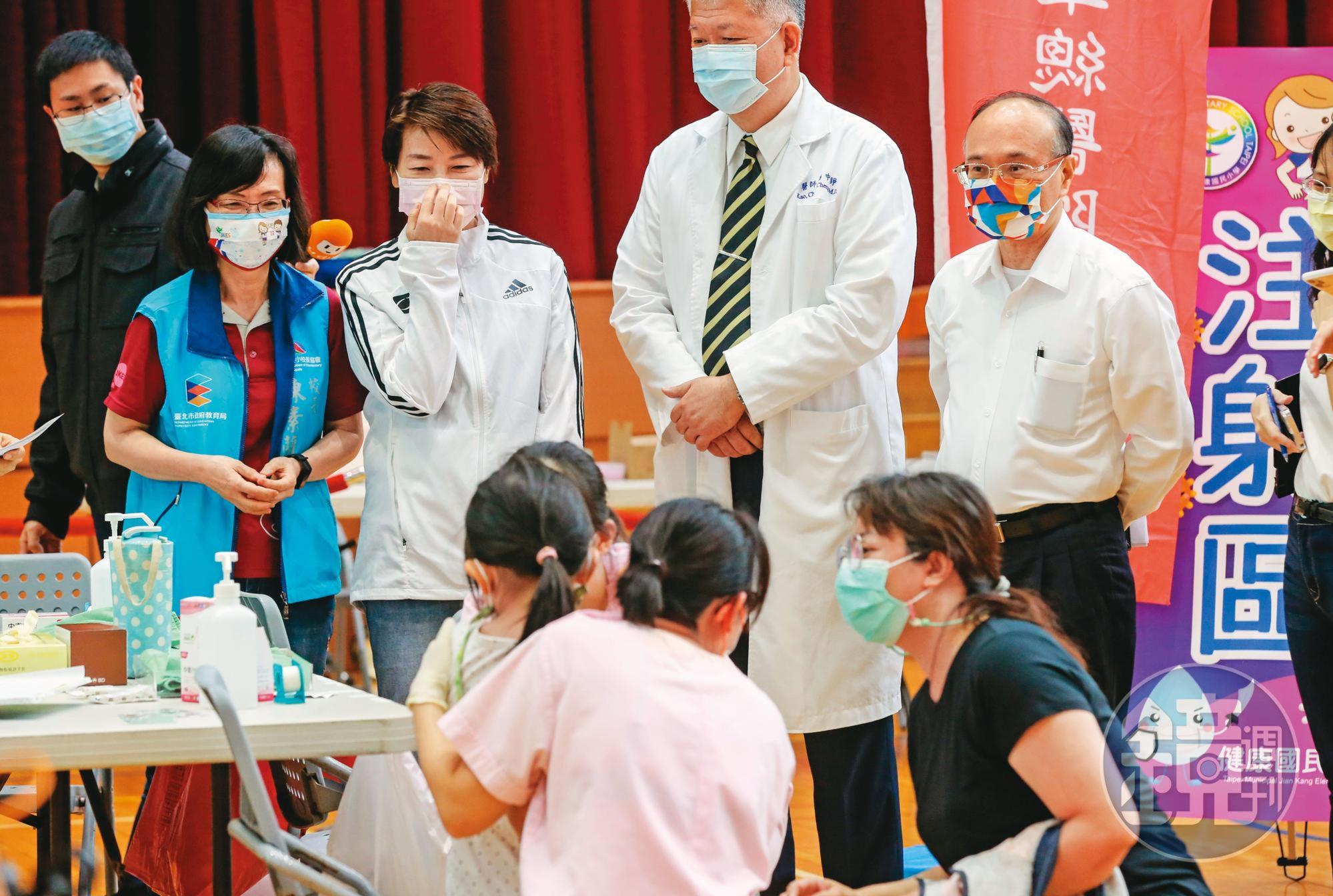黃珊珊疫情期間擔任北市副指揮官，讓她聲勢看漲，團隊要力拚與國民黨北市長參選人蔣萬安「黃金交叉」。