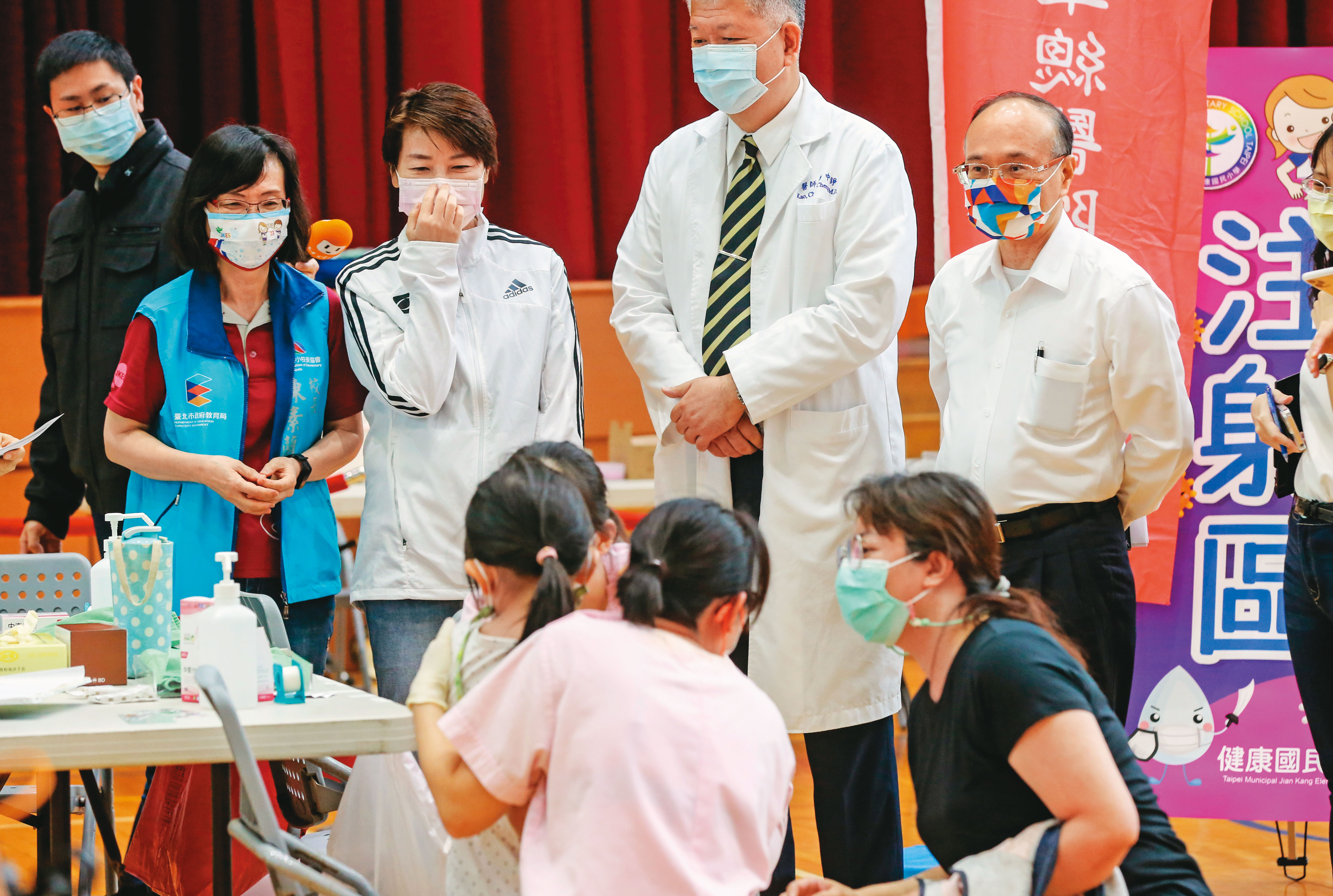 黃珊珊疫情期間擔任北市副指揮官,讓她聲勢看漲,團隊要力拚與國民黨北市長參選人蔣萬安「黃金交叉」。