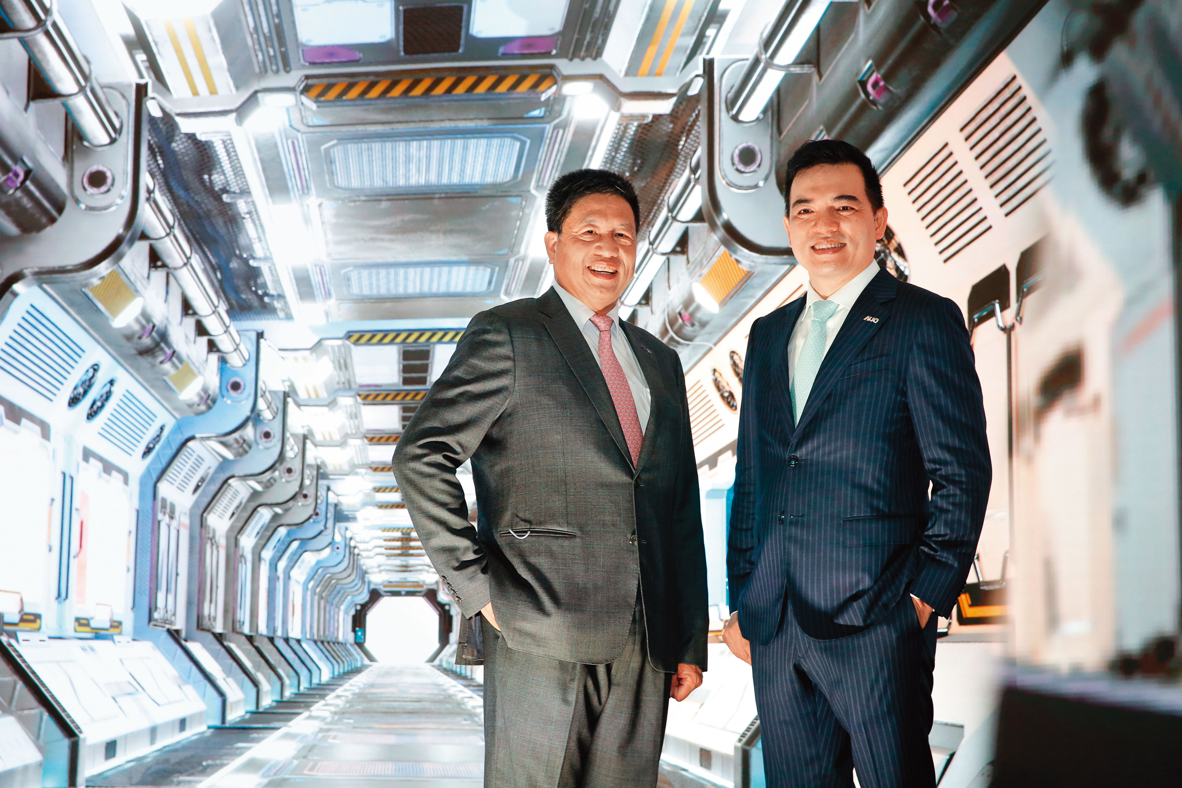 友達董事長彭双浪（左）與總經理暨營運長柯富仁（右），親自展現Micro LED顯示技術的驚人之處。